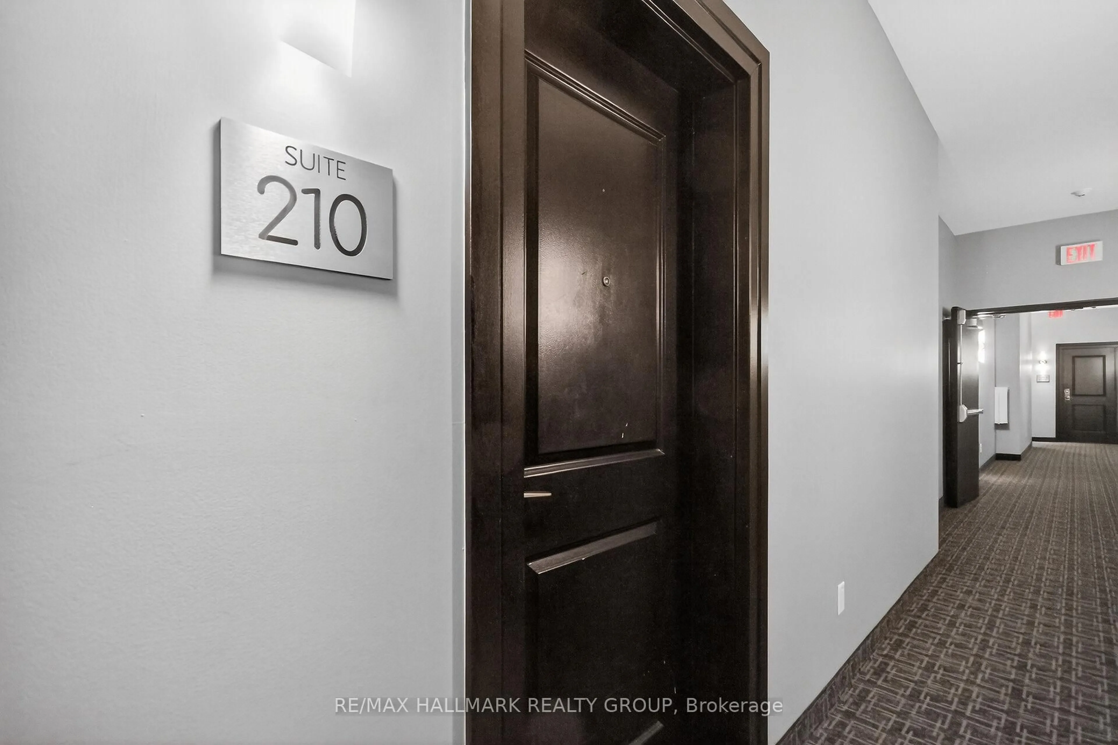 Indoor foyer for 682 Churchill Ave #210, Ottawa Ontario K1Z 5G5