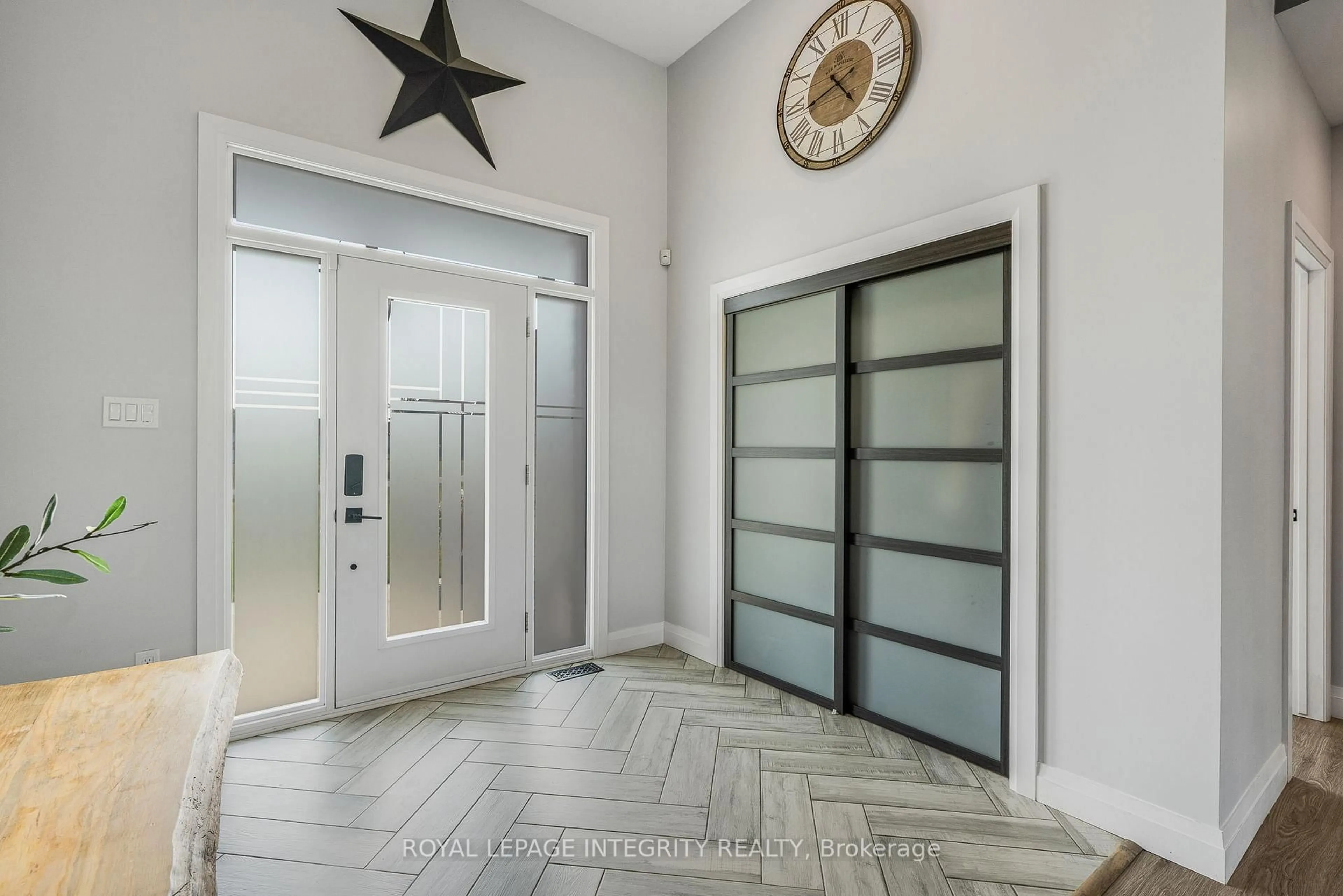 Indoor entryway for 278 Roxanne St, Clarence-Rockland Ontario K0A 1N0