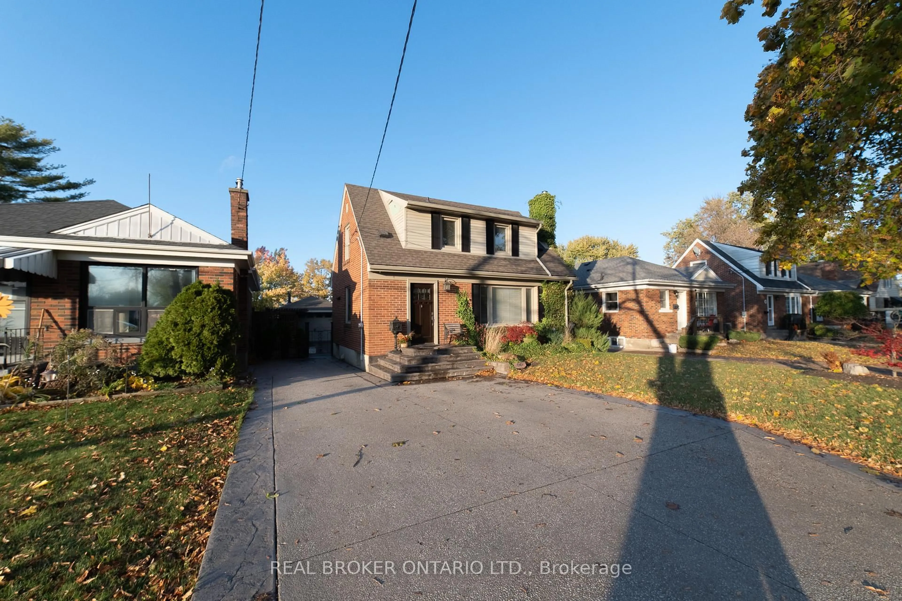 A pic from outside/outdoor area/front of a property/back of a property/a pic from drone, street for 66 Maitland St, Thorold Ontario L2V 3A9