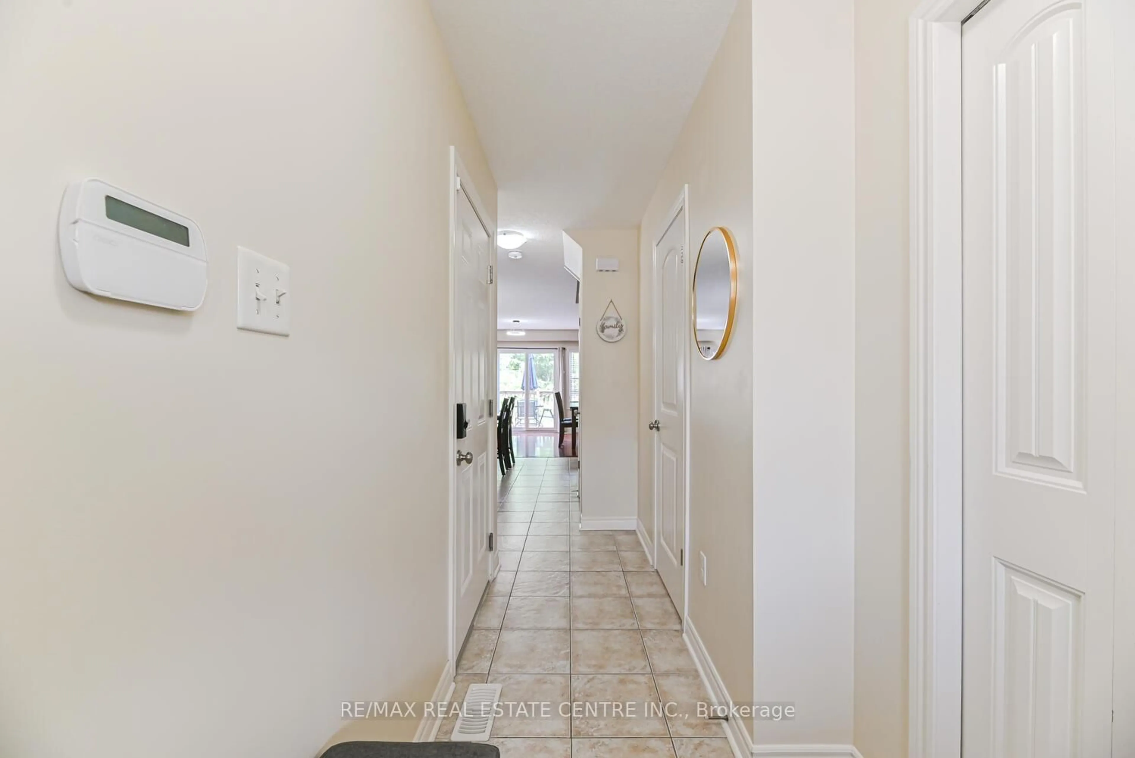 Indoor foyer for 535 Margaret St #4, Cambridge Ontario N3H 0A5