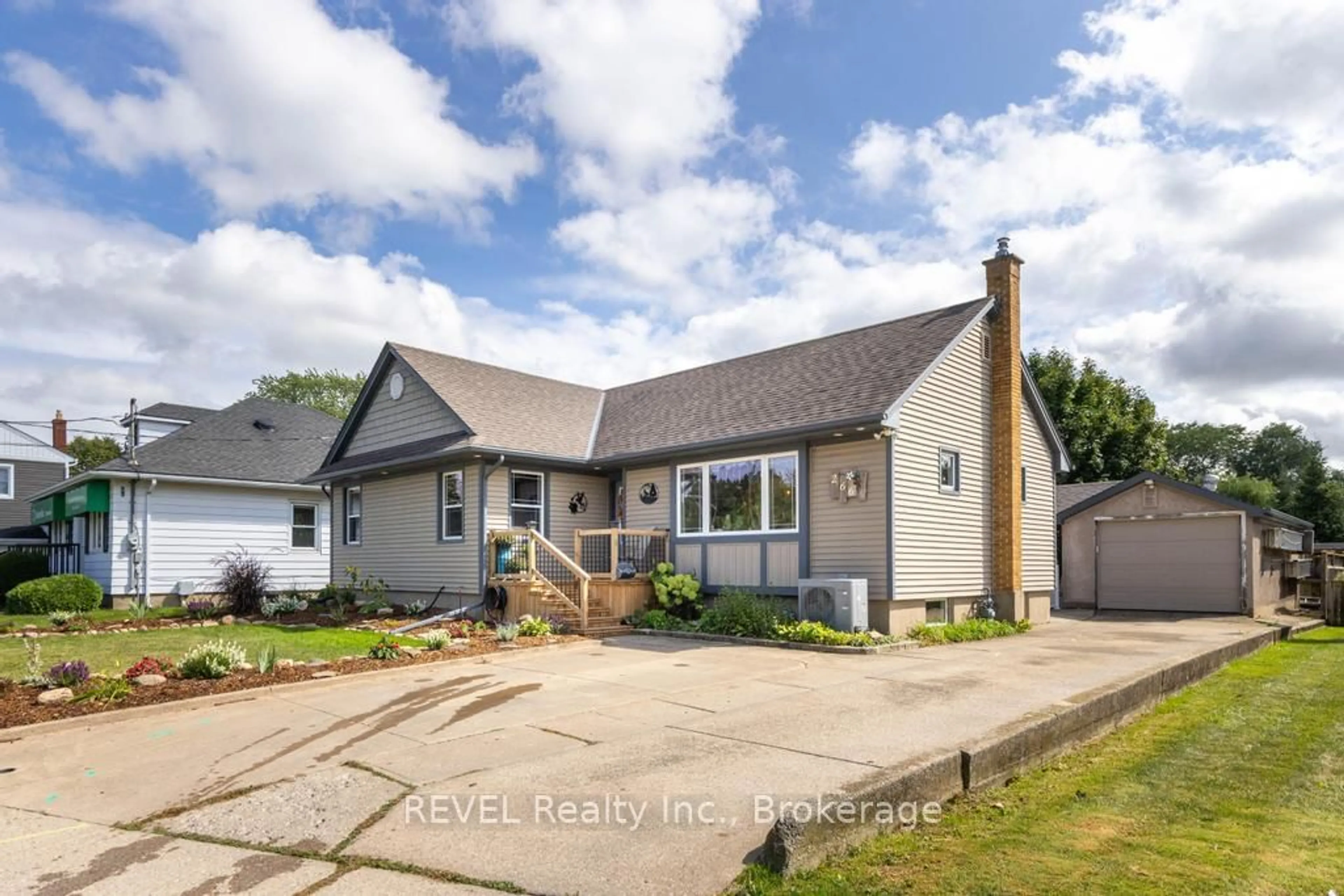 Home with vinyl exterior material, street for 266 Linwell Rd, St. Catharines Ontario L2N 1S5