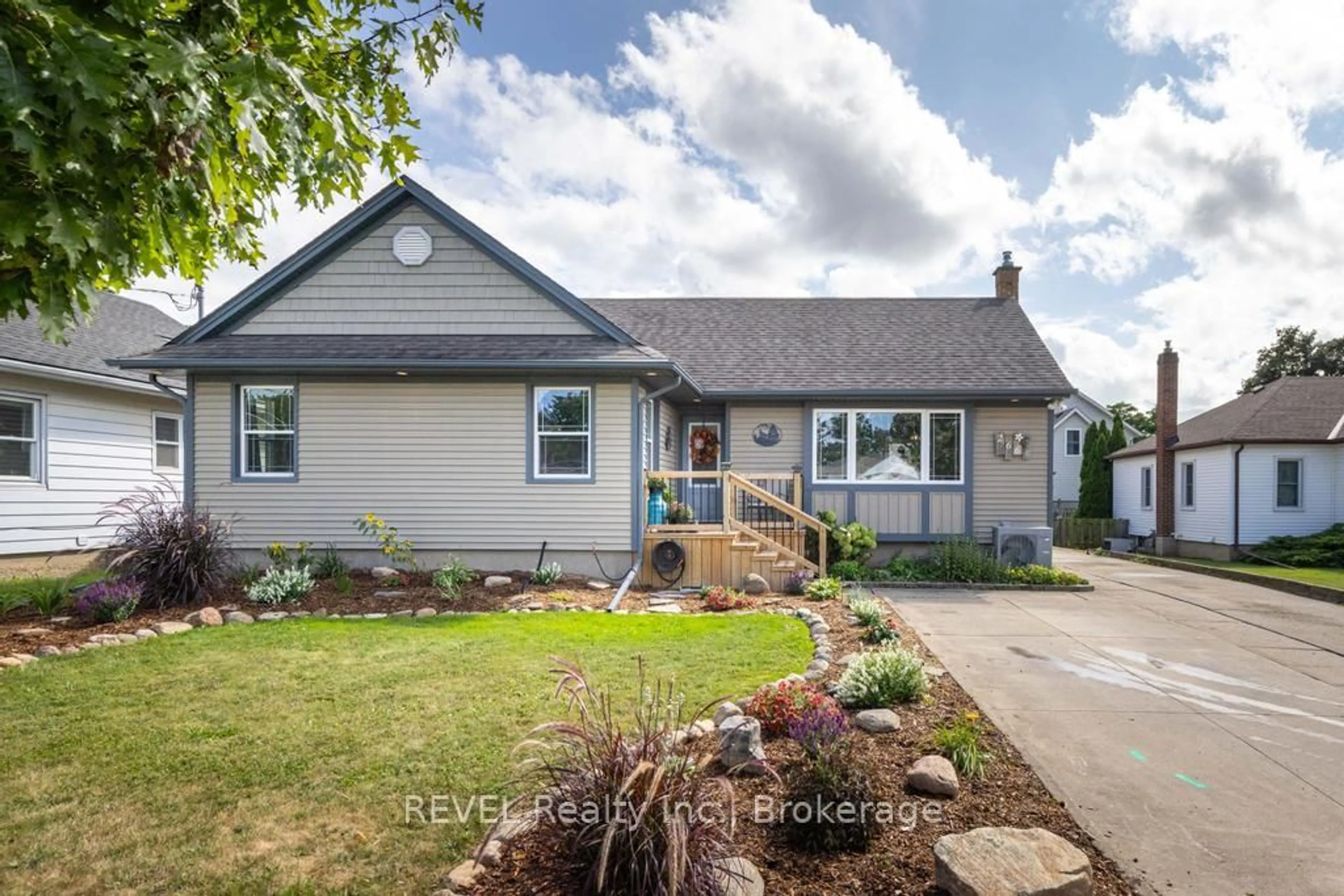 Home with vinyl exterior material, street for 266 Linwell Rd, St. Catharines Ontario L2N 1S5