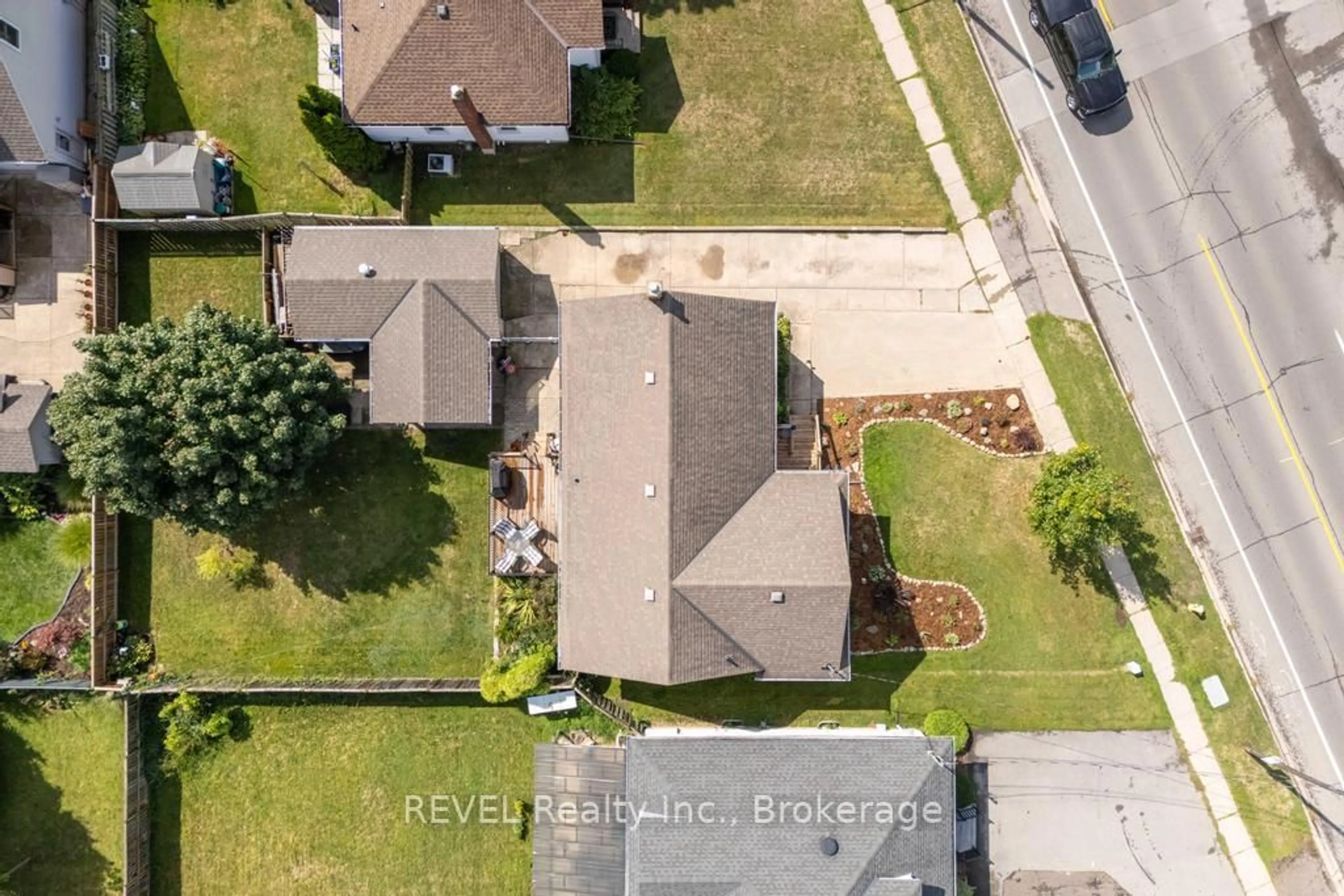 A pic from outside/outdoor area/front of a property/back of a property/a pic from drone, street for 266 Linwell Rd, St. Catharines Ontario L2N 1S5