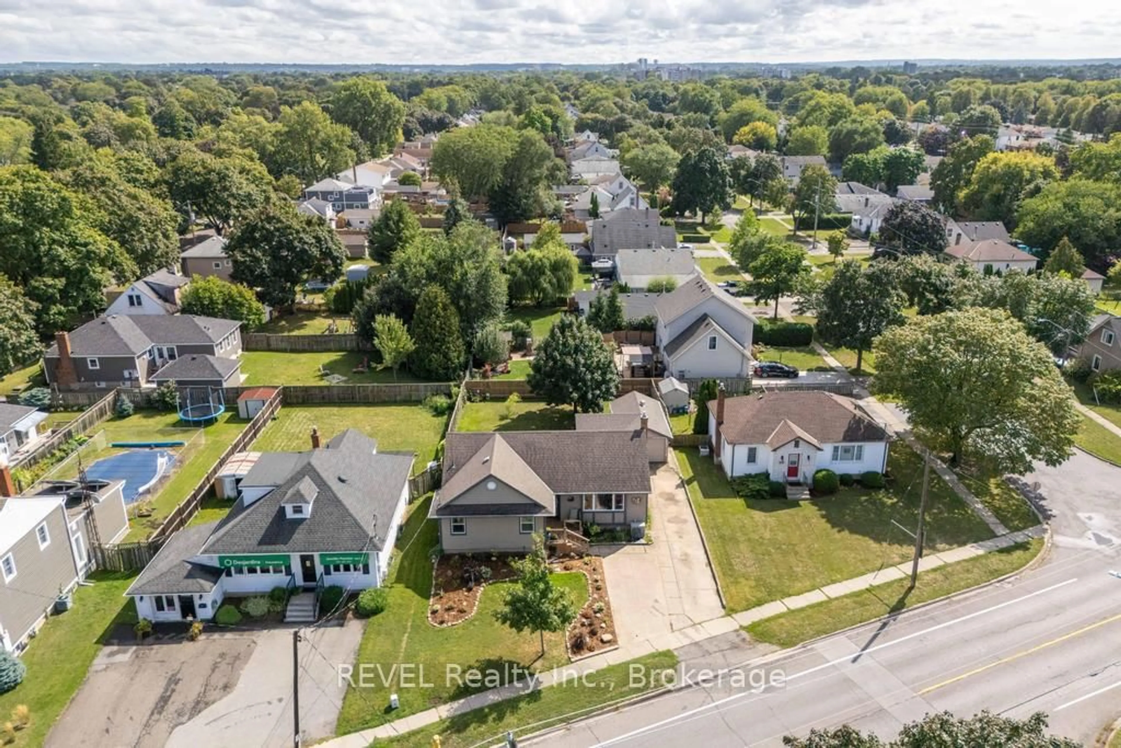 A pic from outside/outdoor area/front of a property/back of a property/a pic from drone, street for 266 Linwell Rd, St. Catharines Ontario L2N 1S5