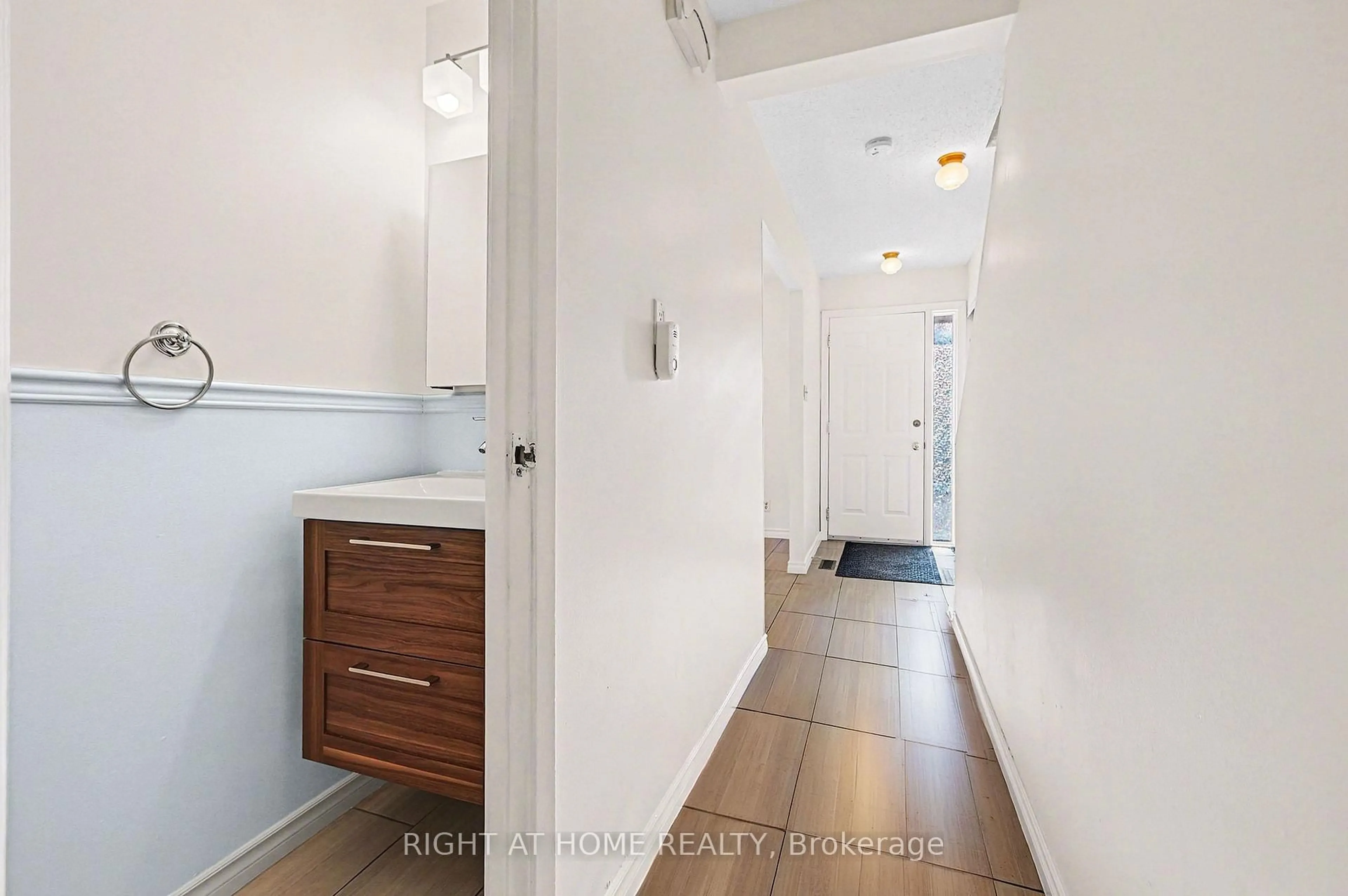 Indoor entryway for 1213 Bowmount St #51, Ottawa Ontario K1J 8T3