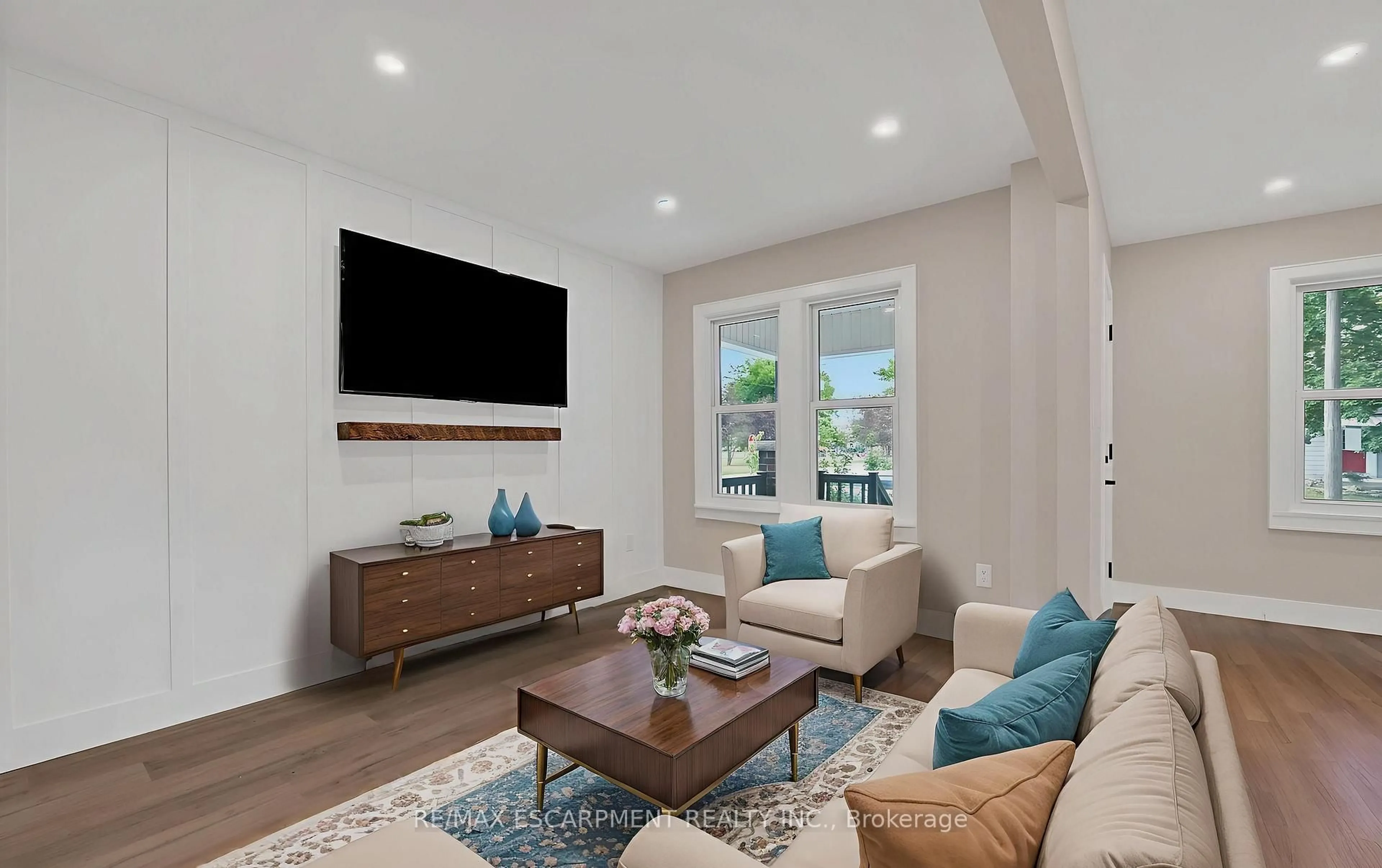 Living room with furniture, unknown for 126 Auburn Ave, Hamilton Ontario L8K 3B2