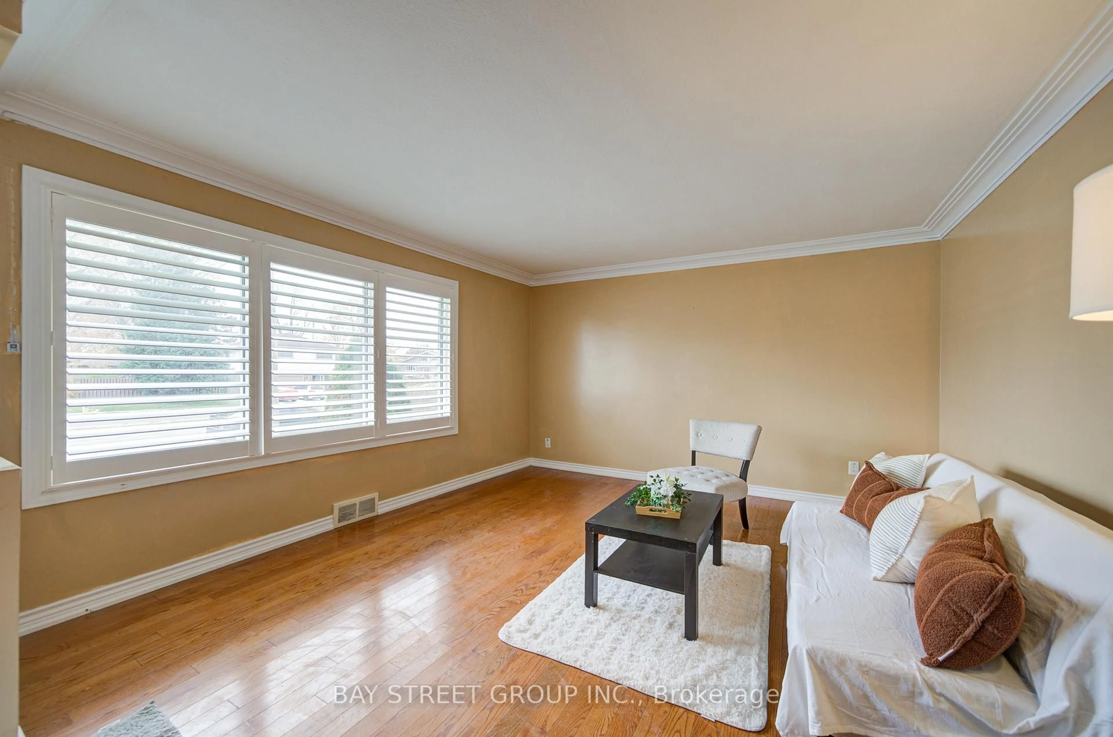 Living room with furniture, wood/laminate floor for 58 Broderick Ave, Thorold Ontario L2V 2J1