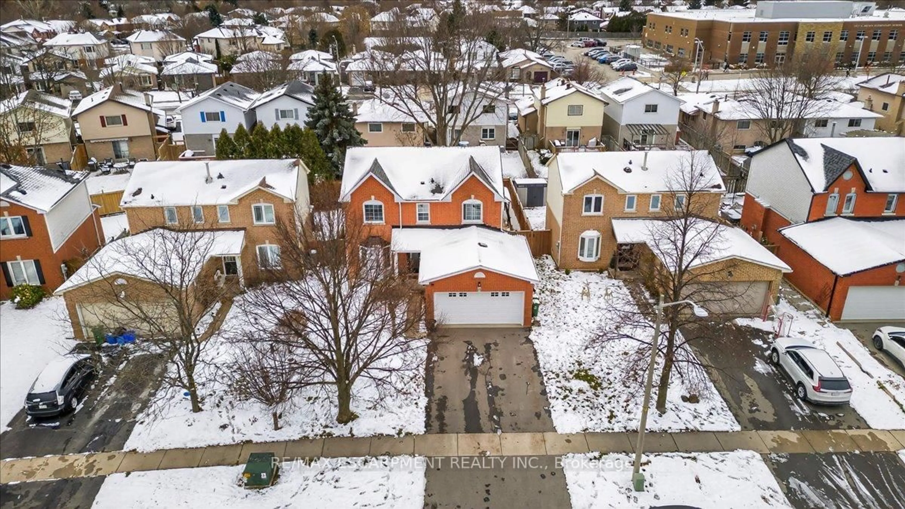 A pic from outside/outdoor area/front of a property/back of a property/a pic from drone, street for 71 Royaledge Way, Hamilton Ontario L8B 0H4