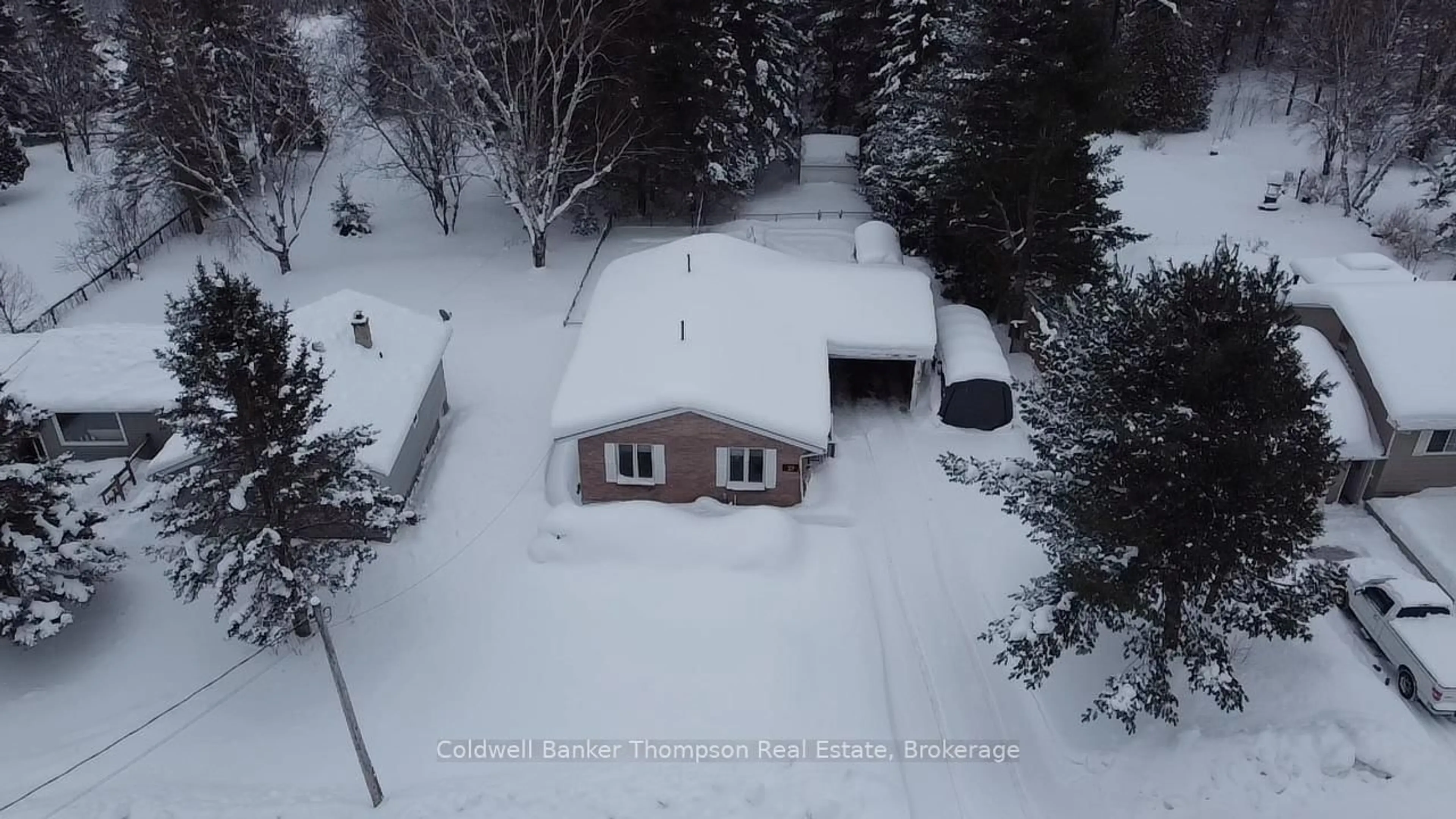 A pic from outside/outdoor area/front of a property/back of a property/a pic from drone, street for 27 Queen St, Sundridge Ontario P0A 1Z0