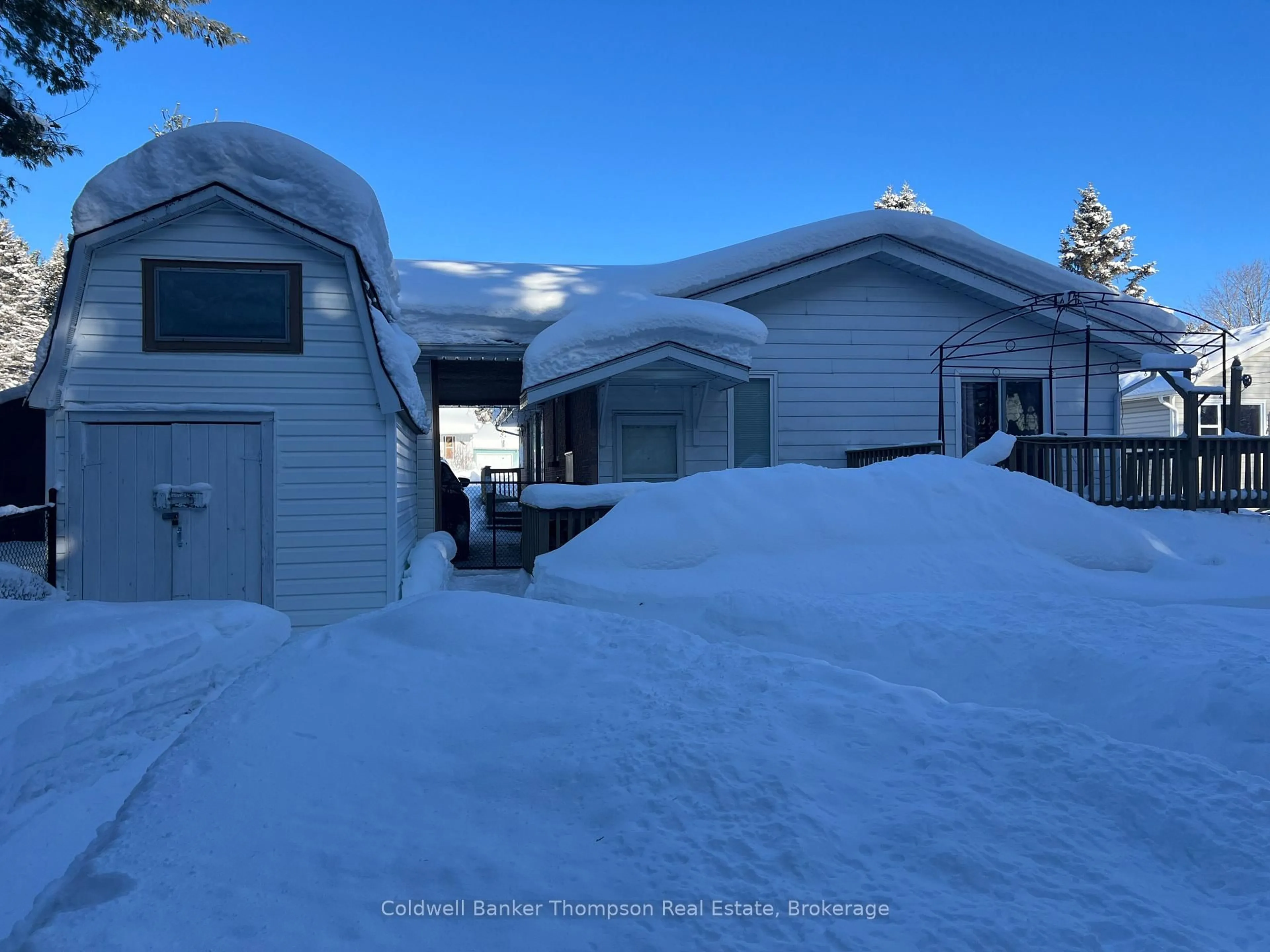 A pic from outside/outdoor area/front of a property/back of a property/a pic from drone, street for 27 Queen St, Sundridge Ontario P0A 1Z0
