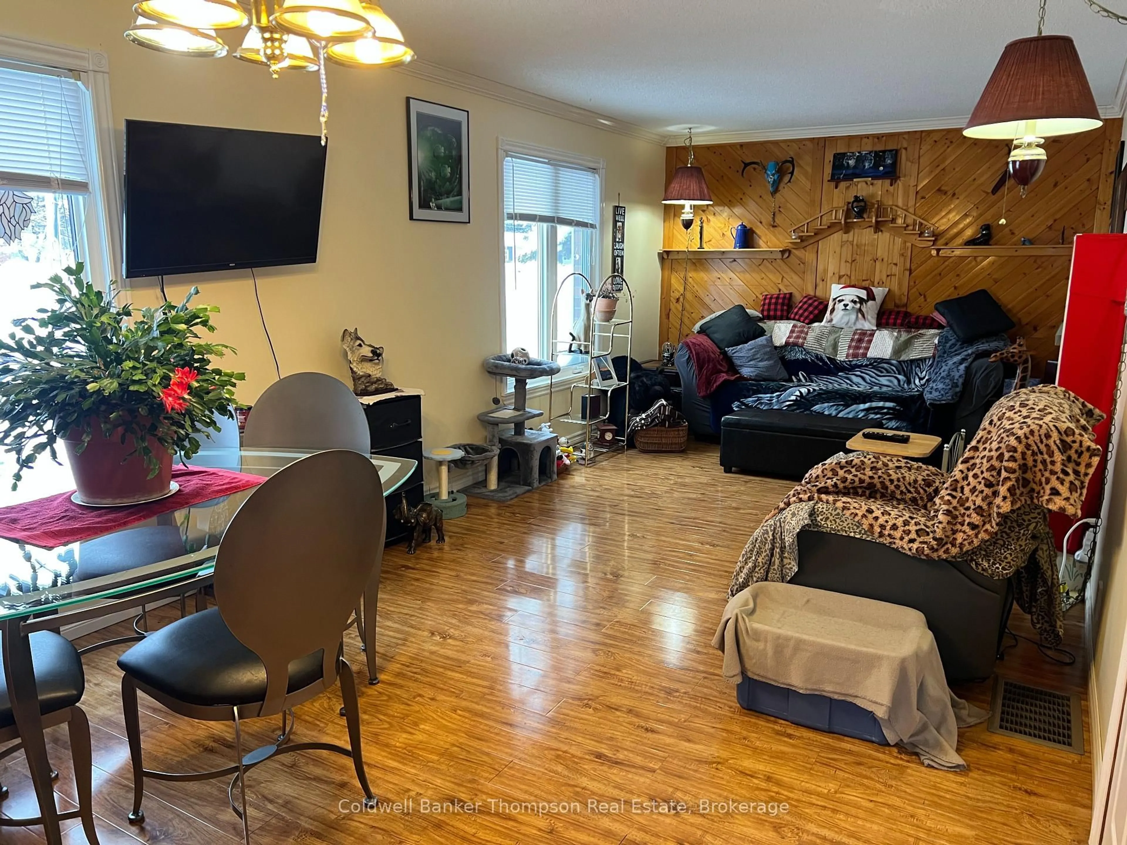 Living room with furniture, wood/laminate floor for 27 Queen St, Sundridge Ontario P0A 1Z0