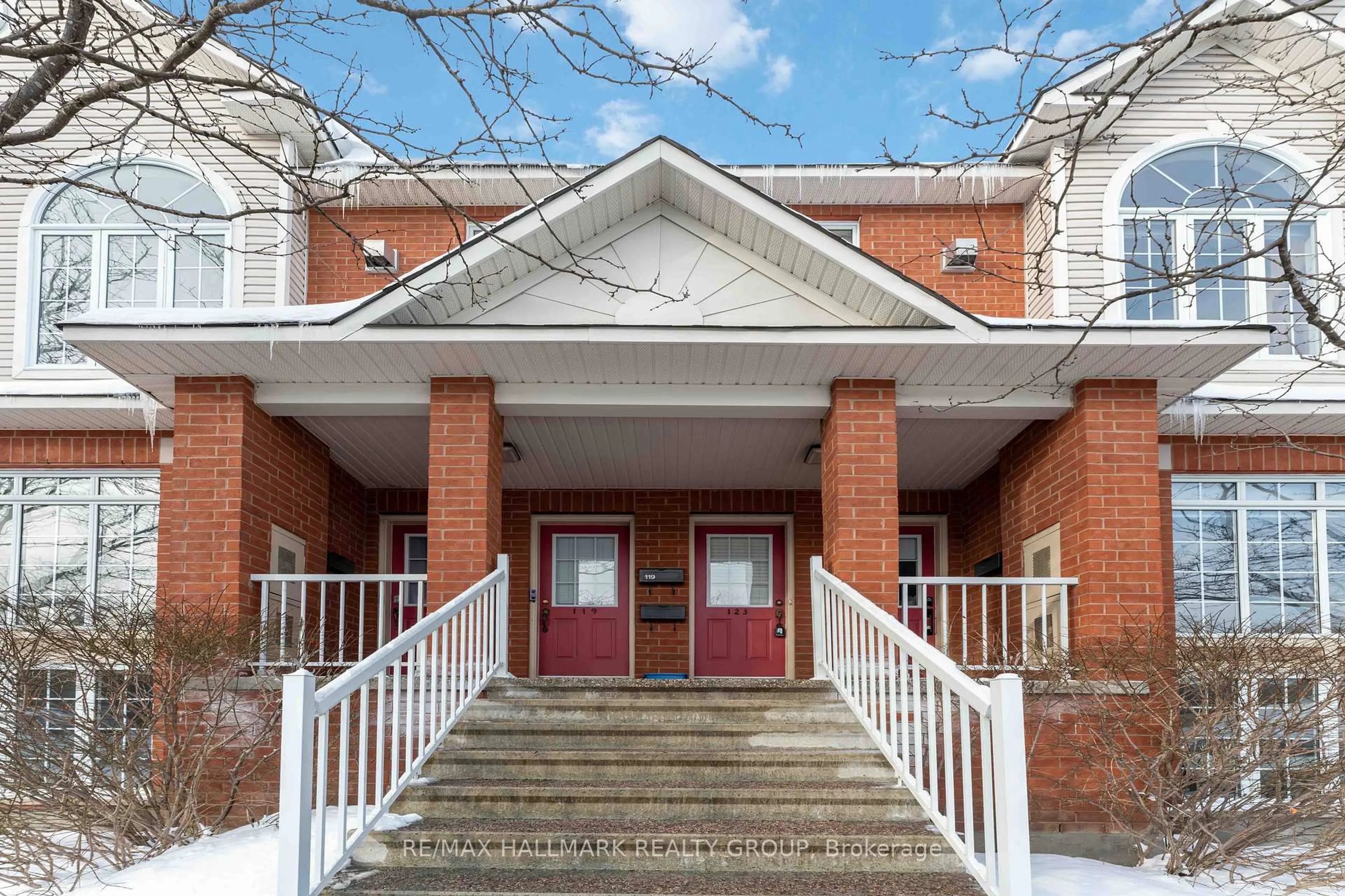 Indoor foyer for 123 Gatestone Private #13, Ottawa Ontario K1J 1K5