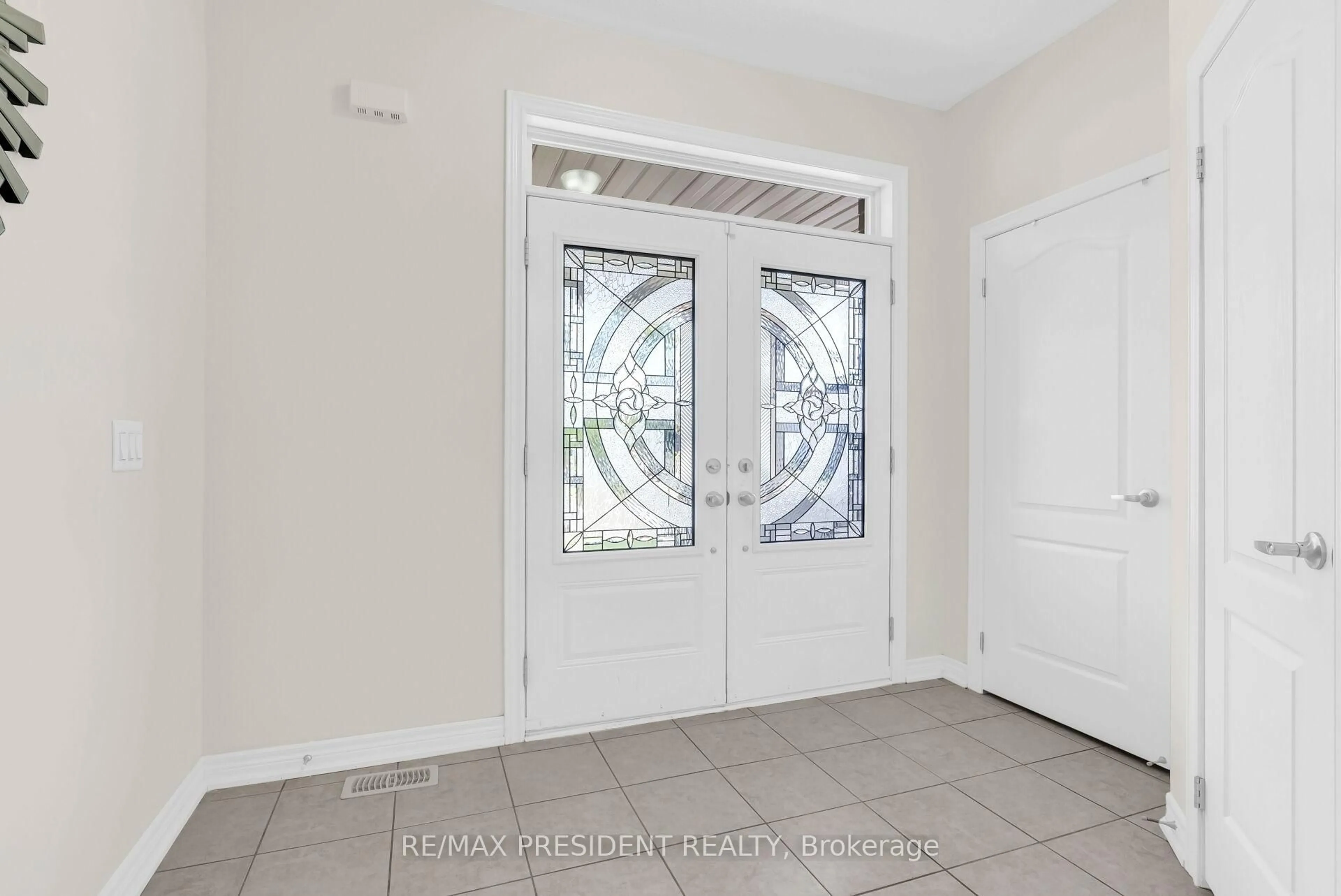 Indoor entryway for 637 Armstrong Rd, Shelburne Ontario L9V 3V6