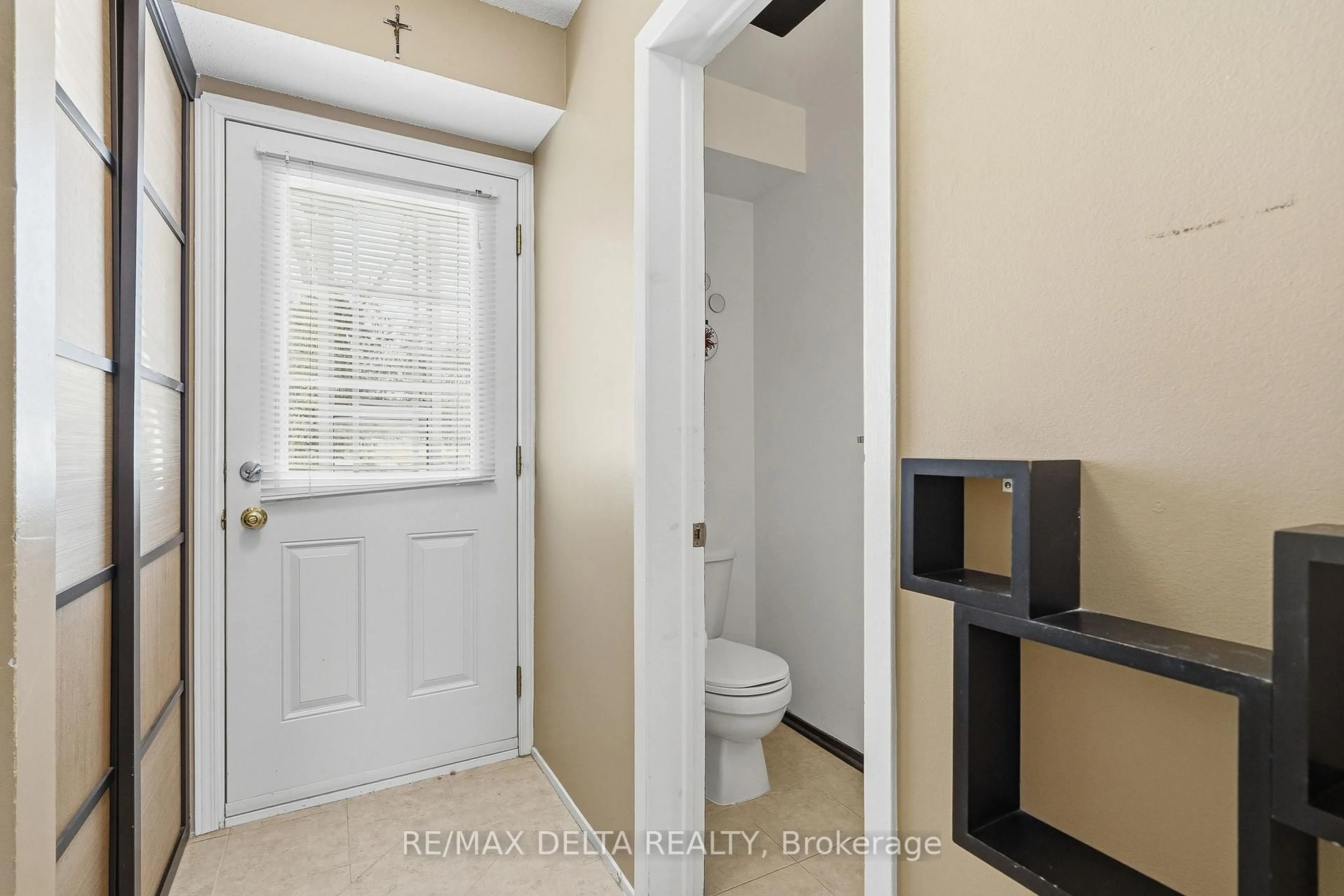 Indoor entryway for 1948 Riviera Terr #7, Clarence-Rockland Ontario K4K 1J4