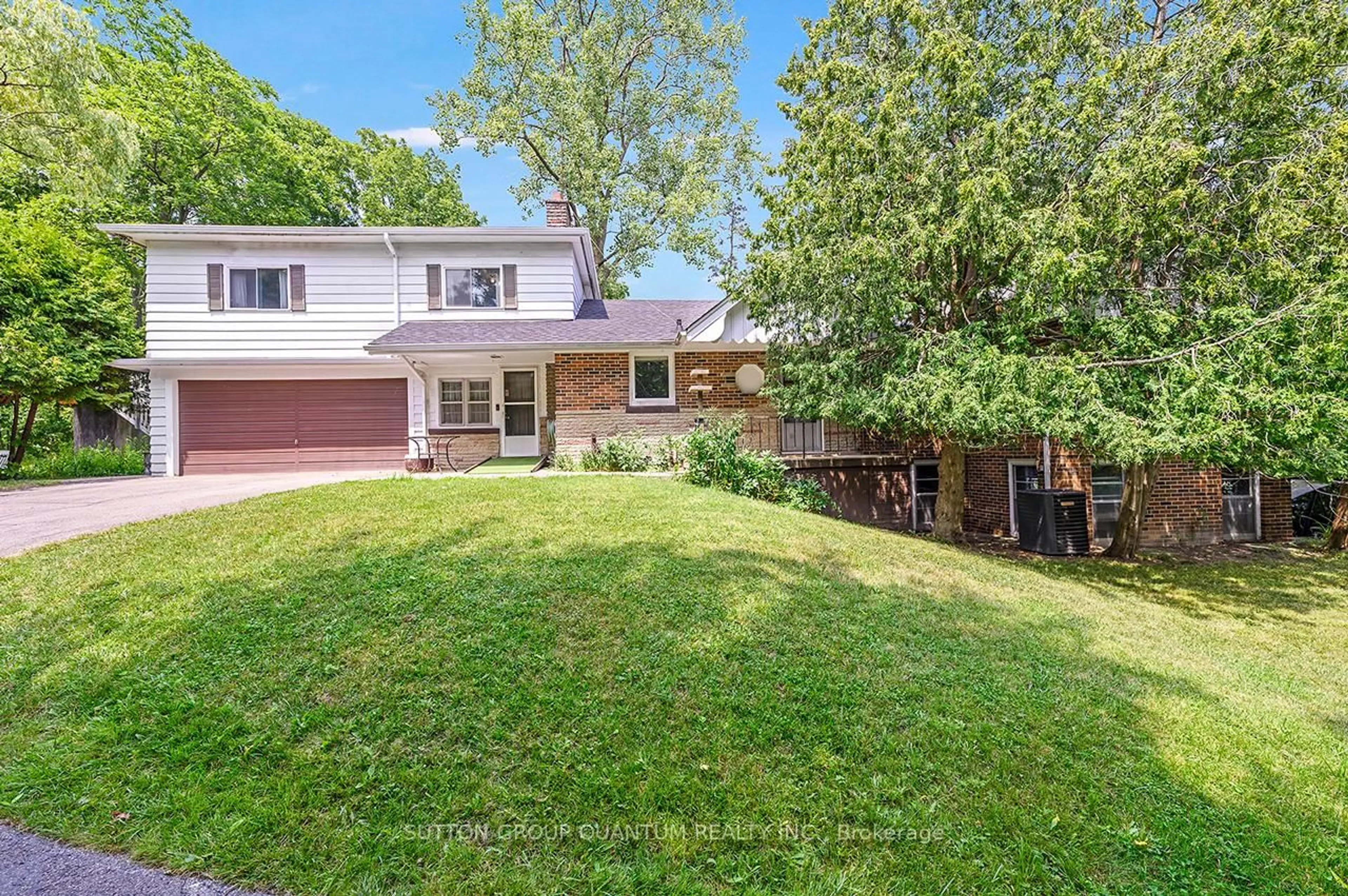 A pic from outside/outdoor area/front of a property/back of a property/a pic from drone, street for 18 Sullivan's Lane, Hamilton Ontario L9H 5N7