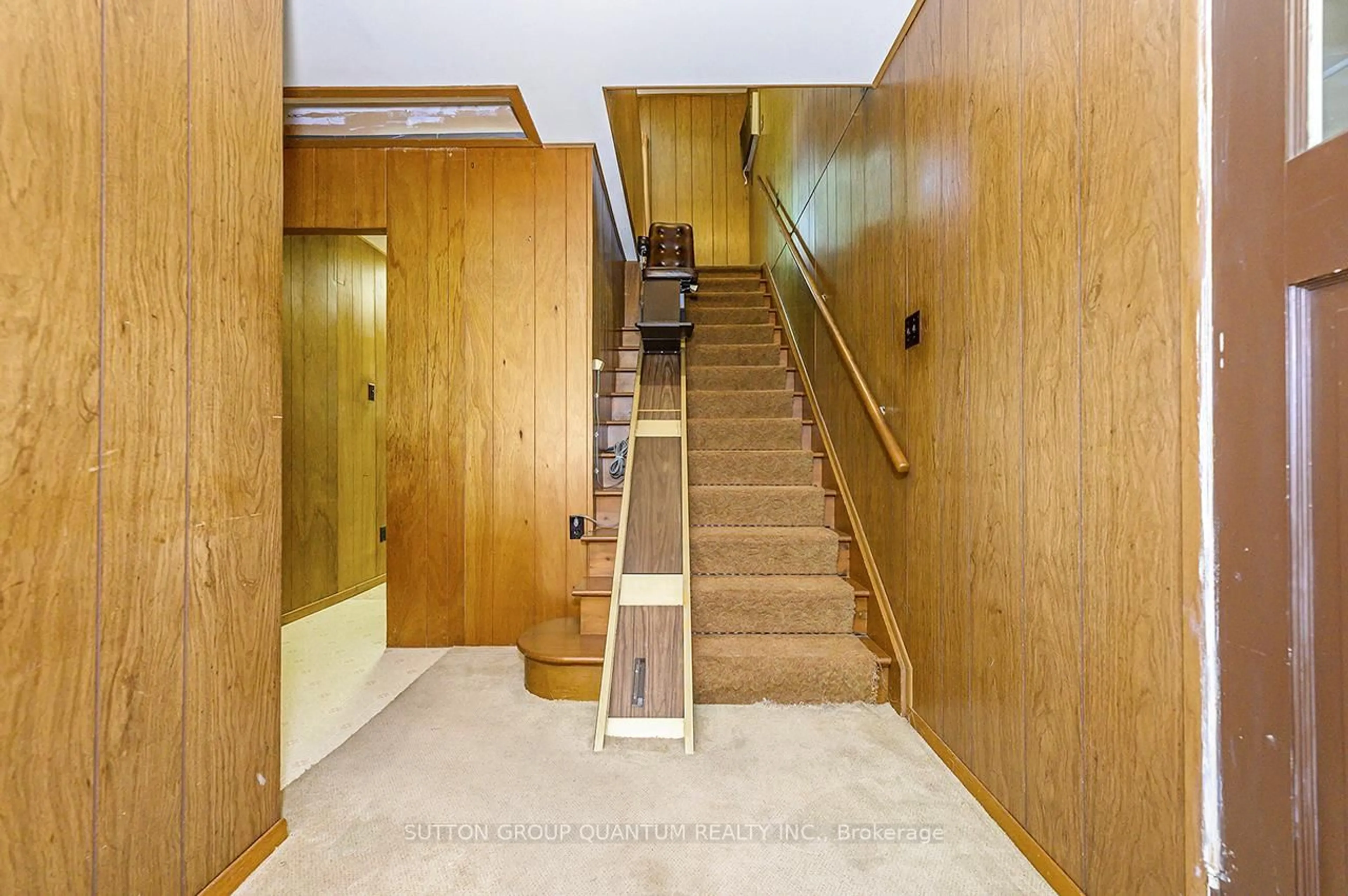 Indoor foyer for 18 Sullivan's Lane, Hamilton Ontario L9H 5N7