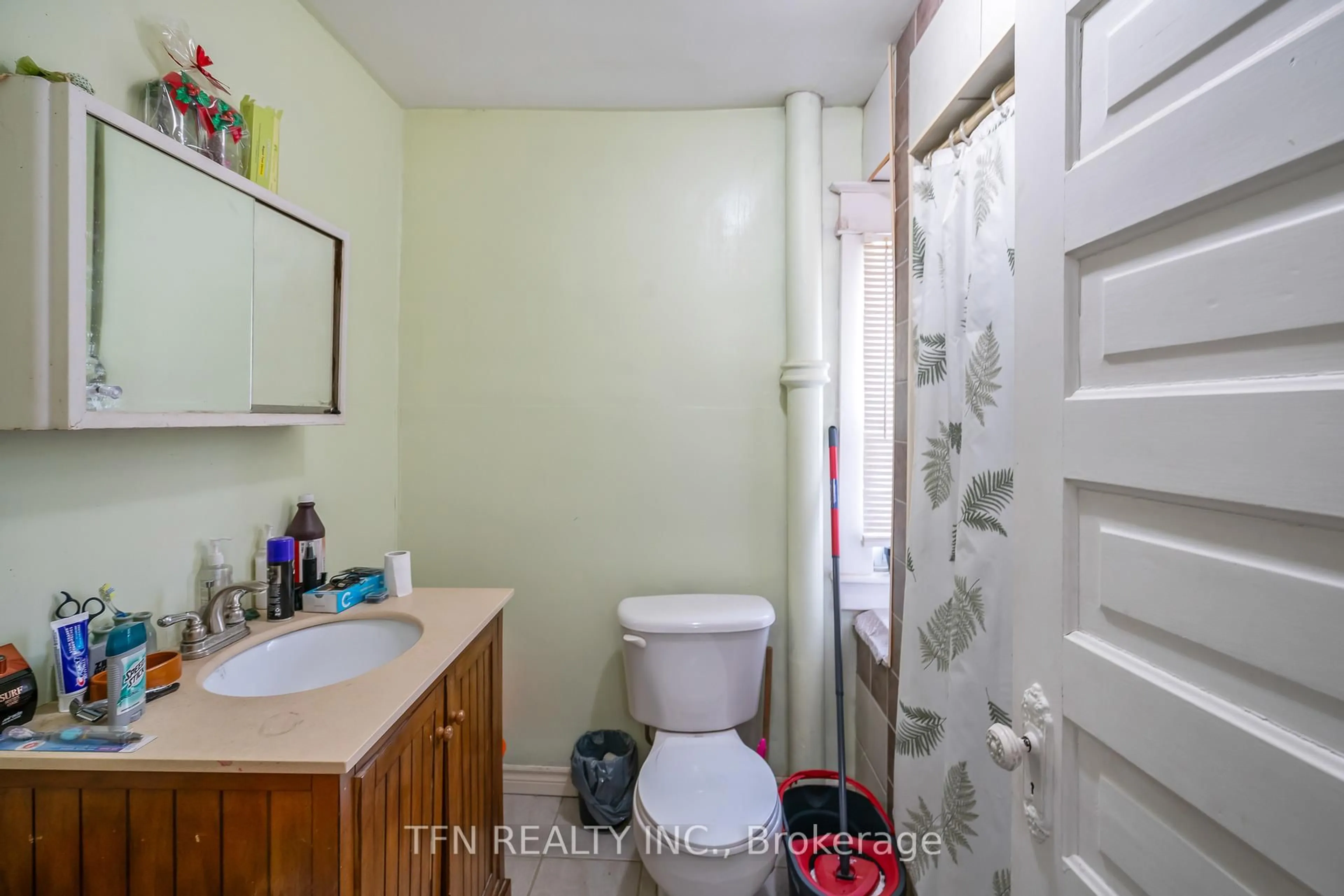 Standard bathroom, ceramic/tile floor for 70 Mill St, Welland Ontario L3C 4Y2