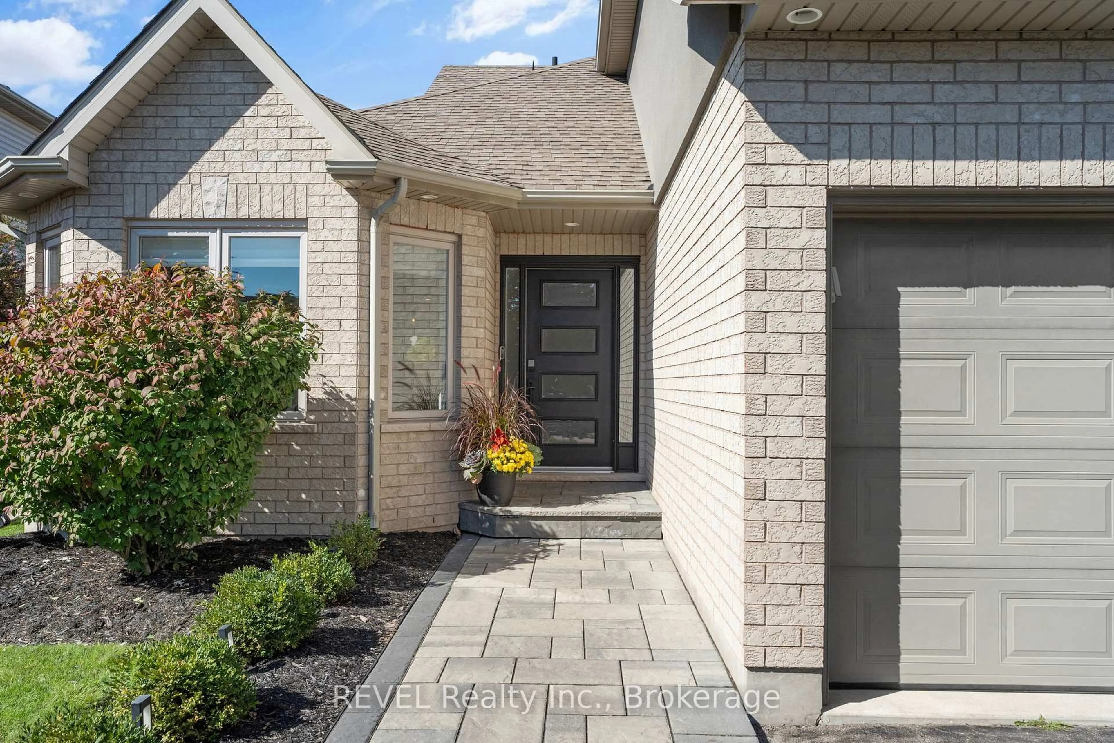 Home with brick exterior material, street for 35 AGINCOURT Cres, St. Catharines Ontario L2S 4B4