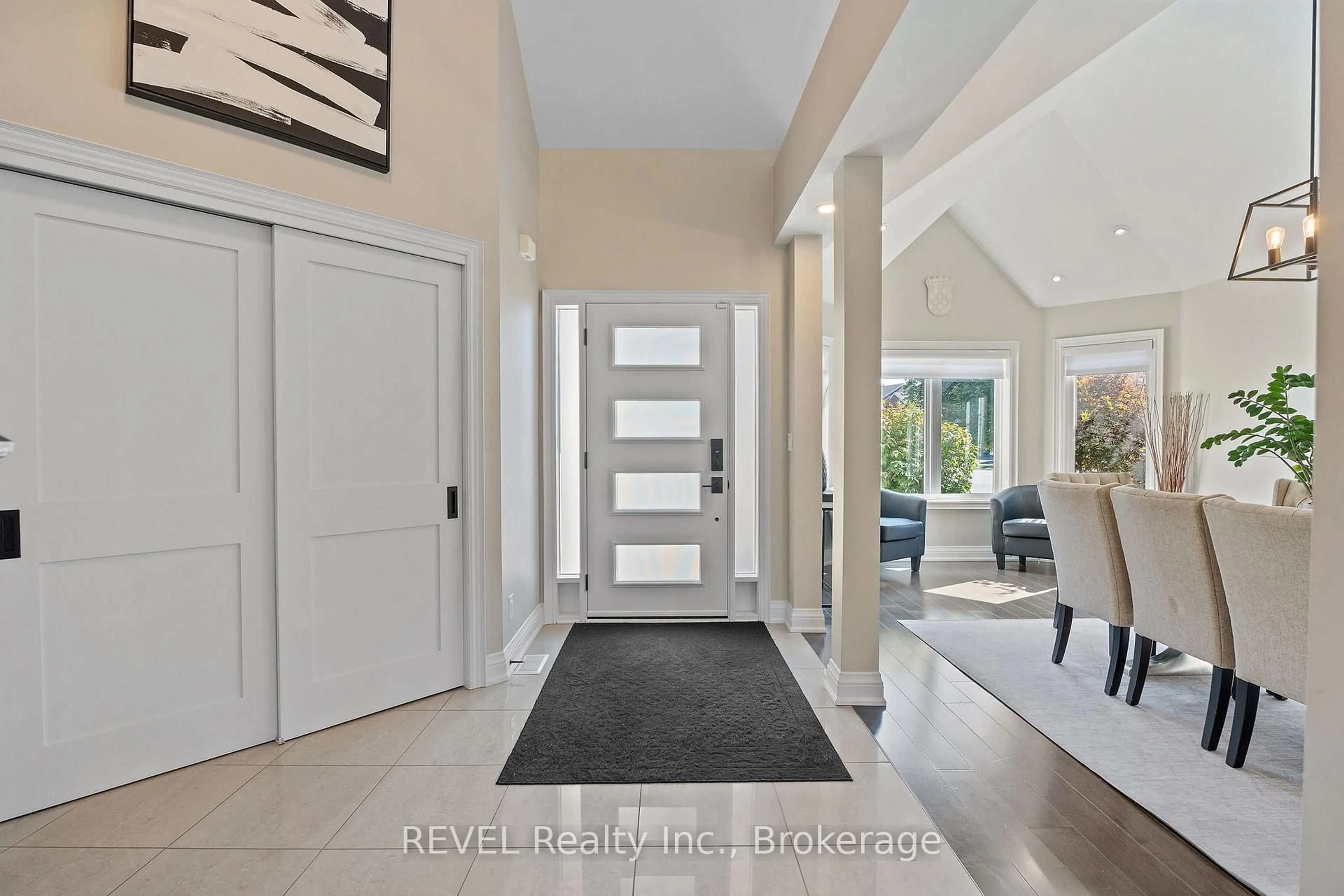 Indoor entryway for 35 AGINCOURT Cres, St. Catharines Ontario L2S 4B4