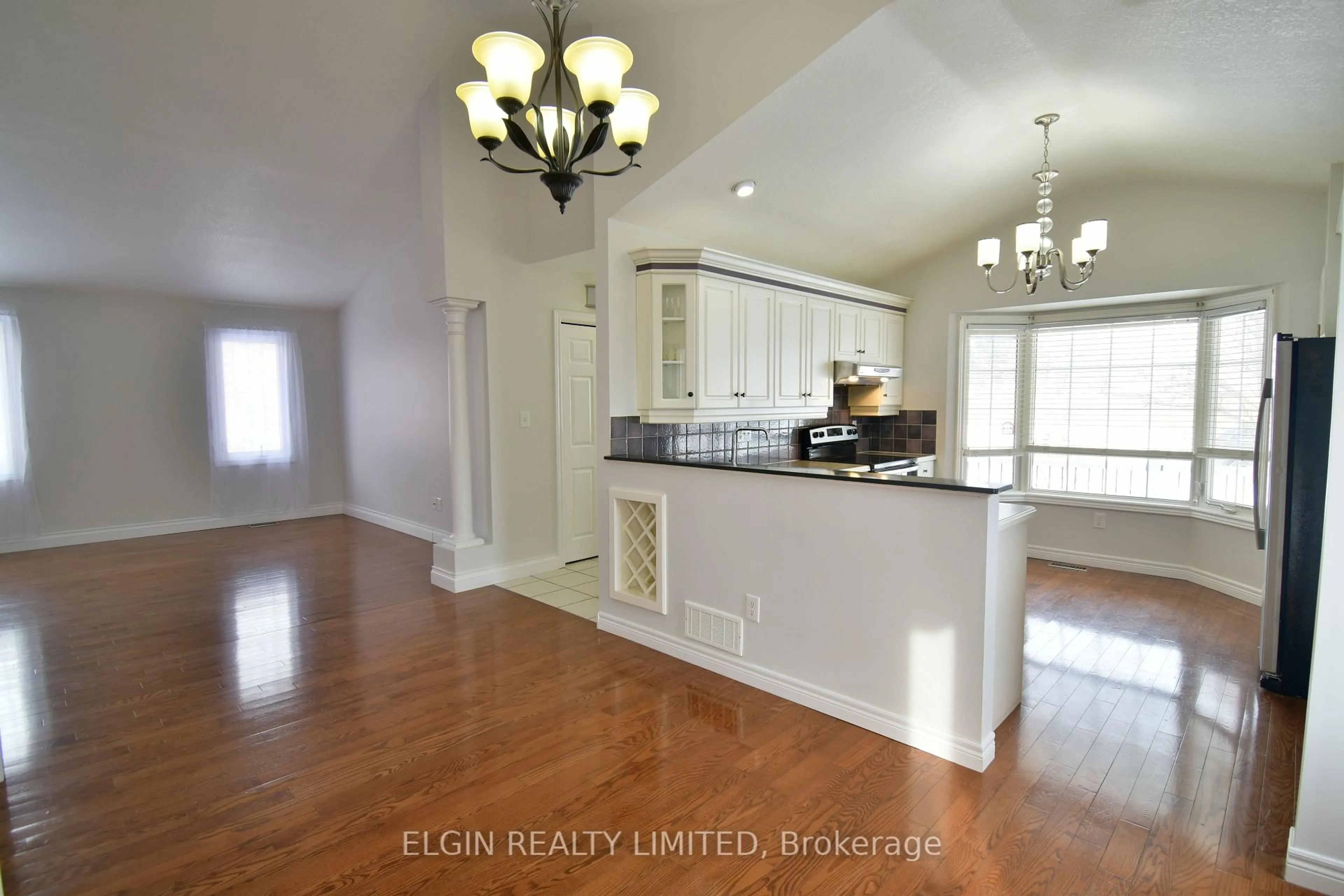 Open concept kitchen, wood/laminate floor for 578 Wellington St, St. Thomas Ontario N5R 6E1