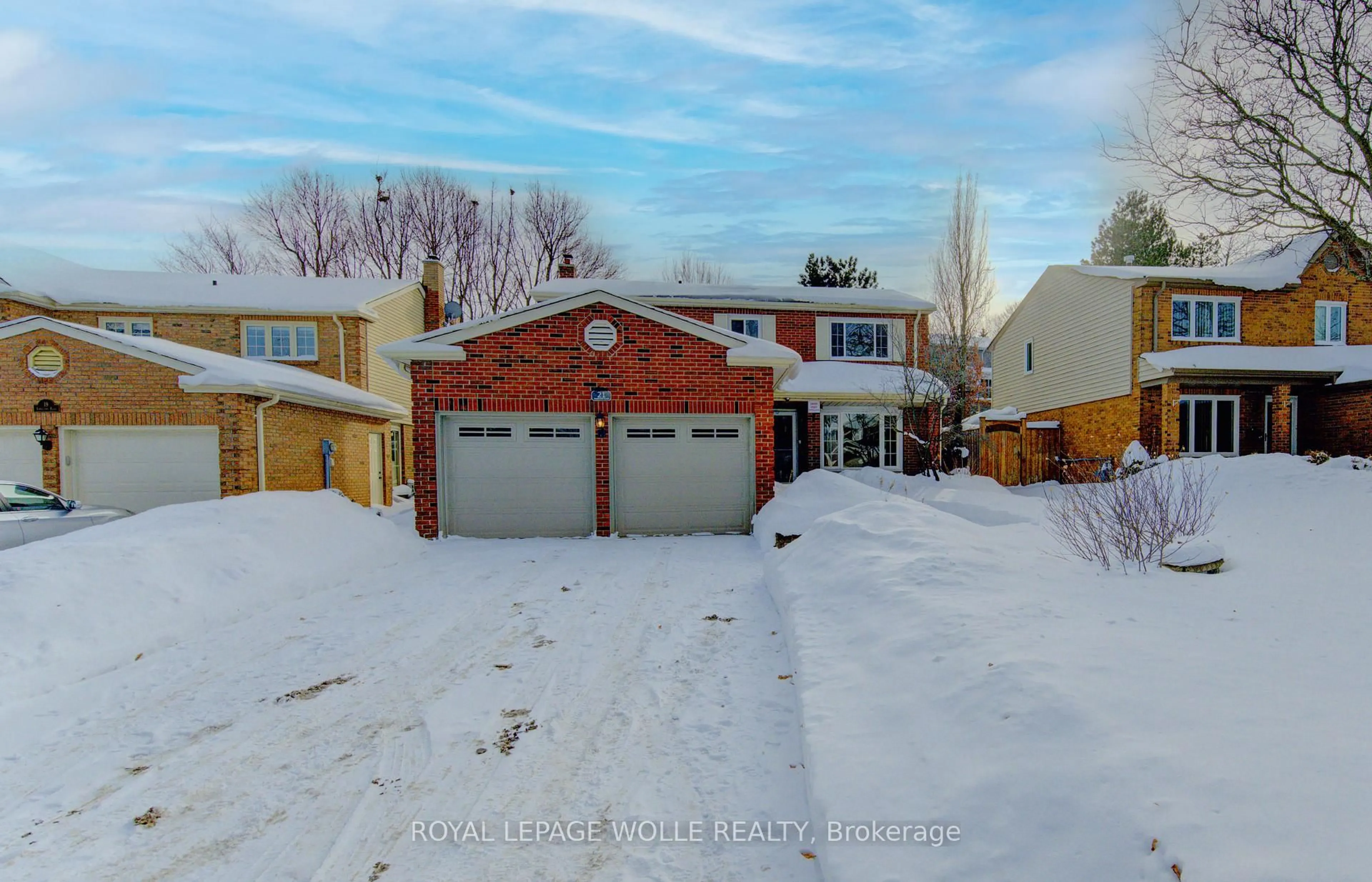 A pic from outside/outdoor area/front of a property/back of a property/a pic from drone, street for 21 Sandcliffe Pl, Waterloo Ontario N2T 1A8