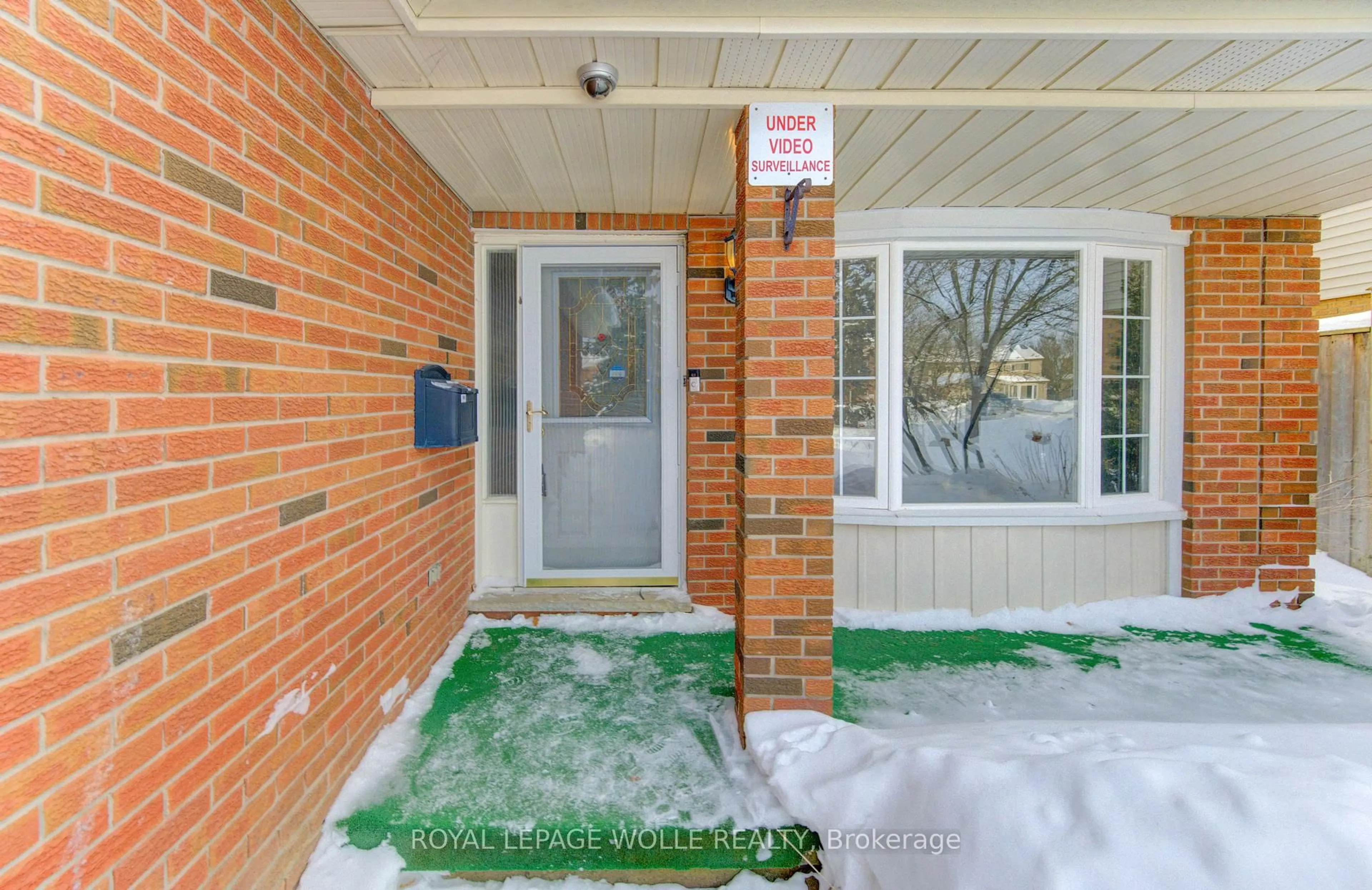 Indoor entryway for 21 Sandcliffe Pl, Waterloo Ontario N2T 1A8