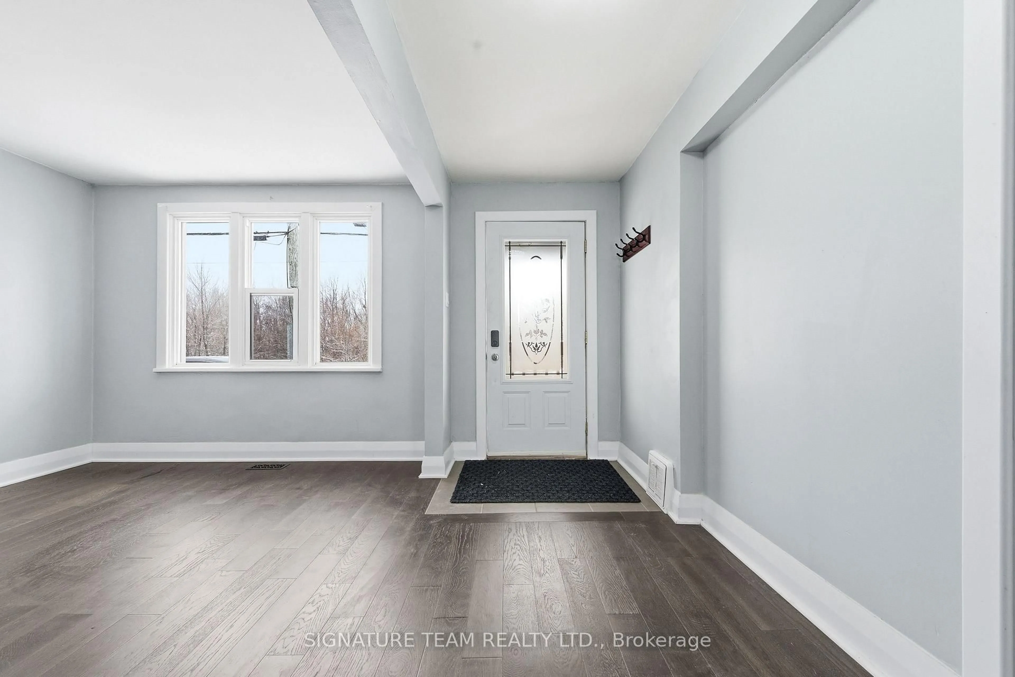 Indoor entryway for 756 Pembroke St, Pembroke Ontario K8A 5P6