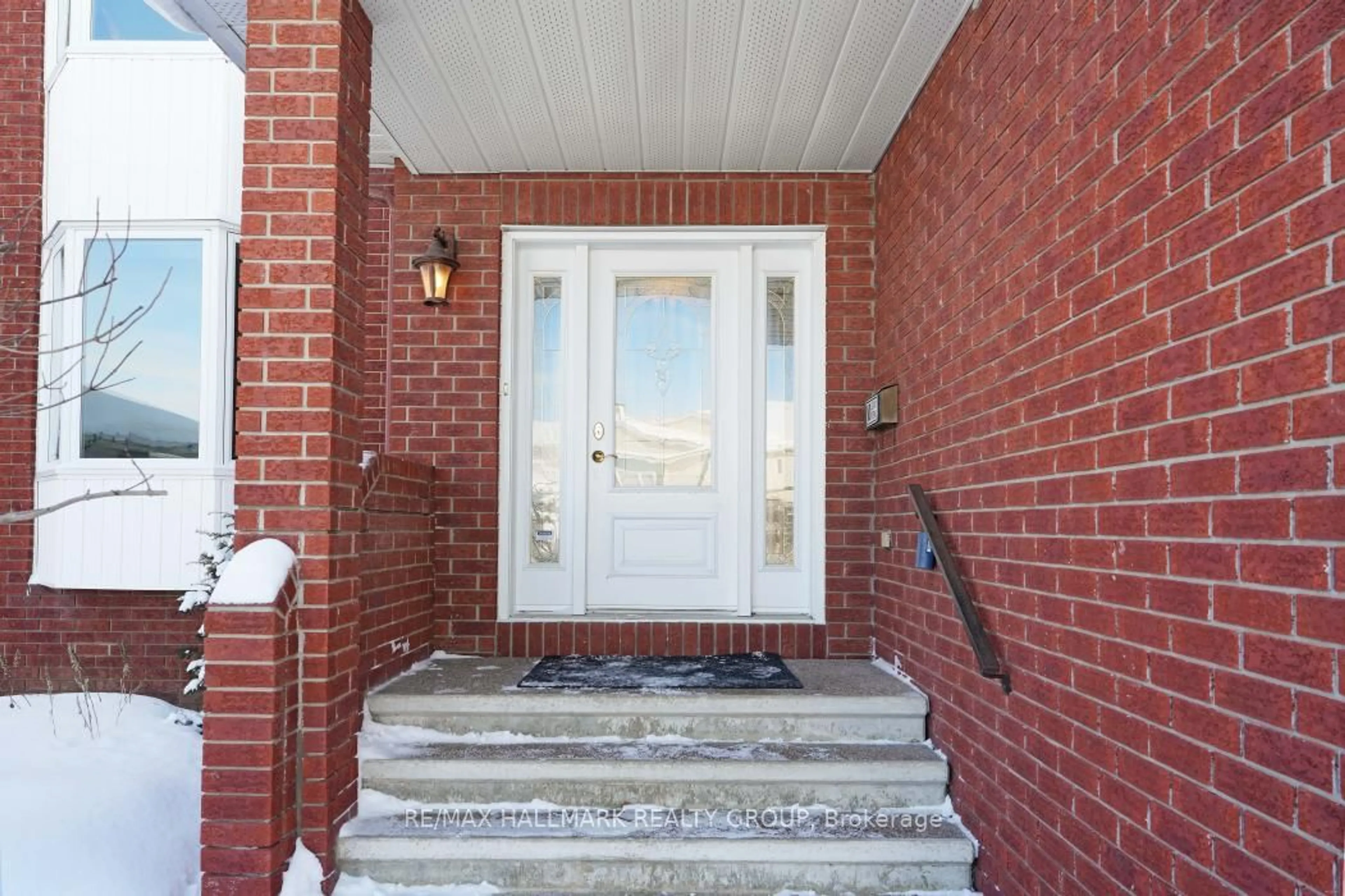 Indoor entryway for 41 Bramblegrove Cres, Ottawa Ontario K1T 3G2