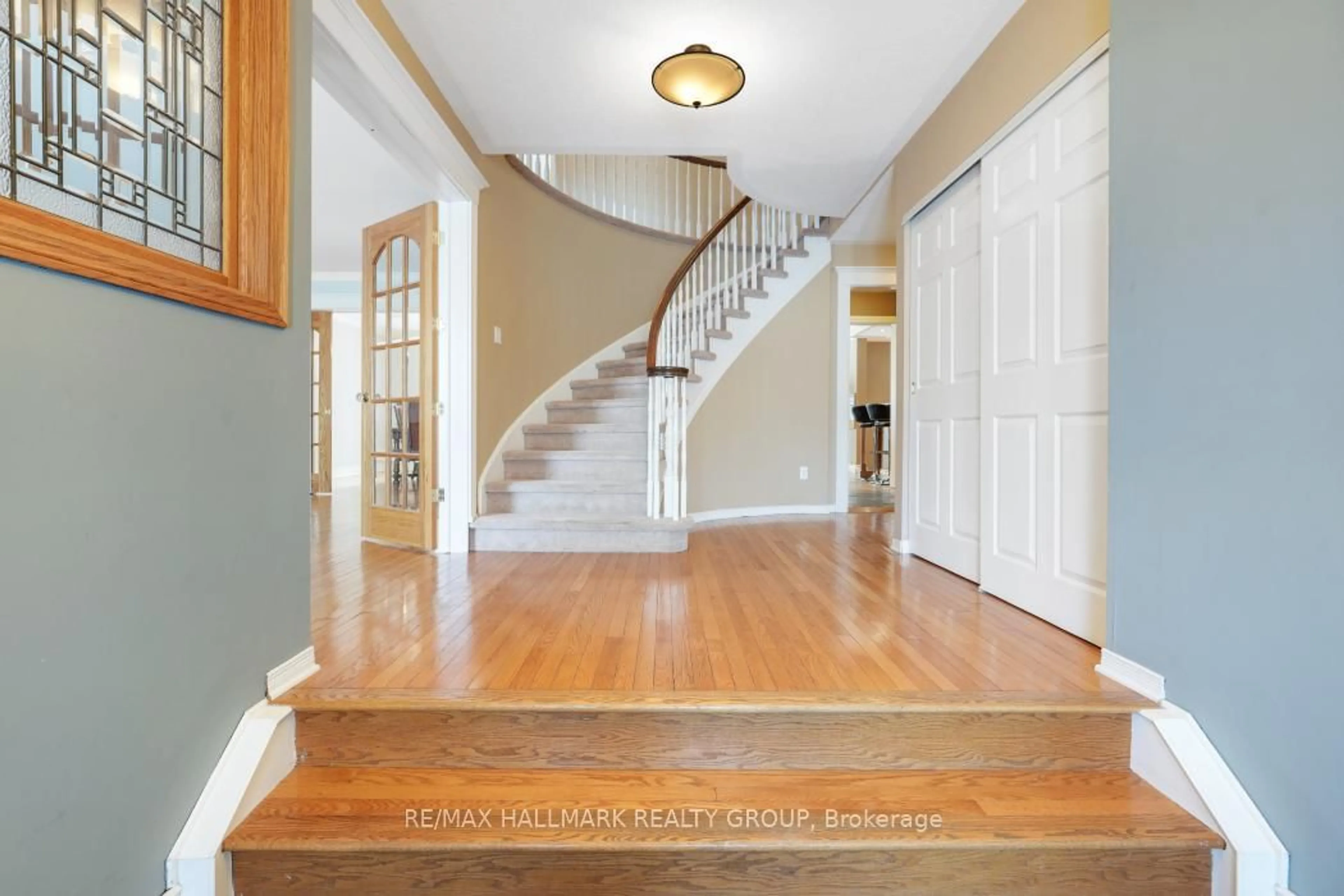 Indoor entryway for 41 Bramblegrove Cres, Ottawa Ontario K1T 3G2