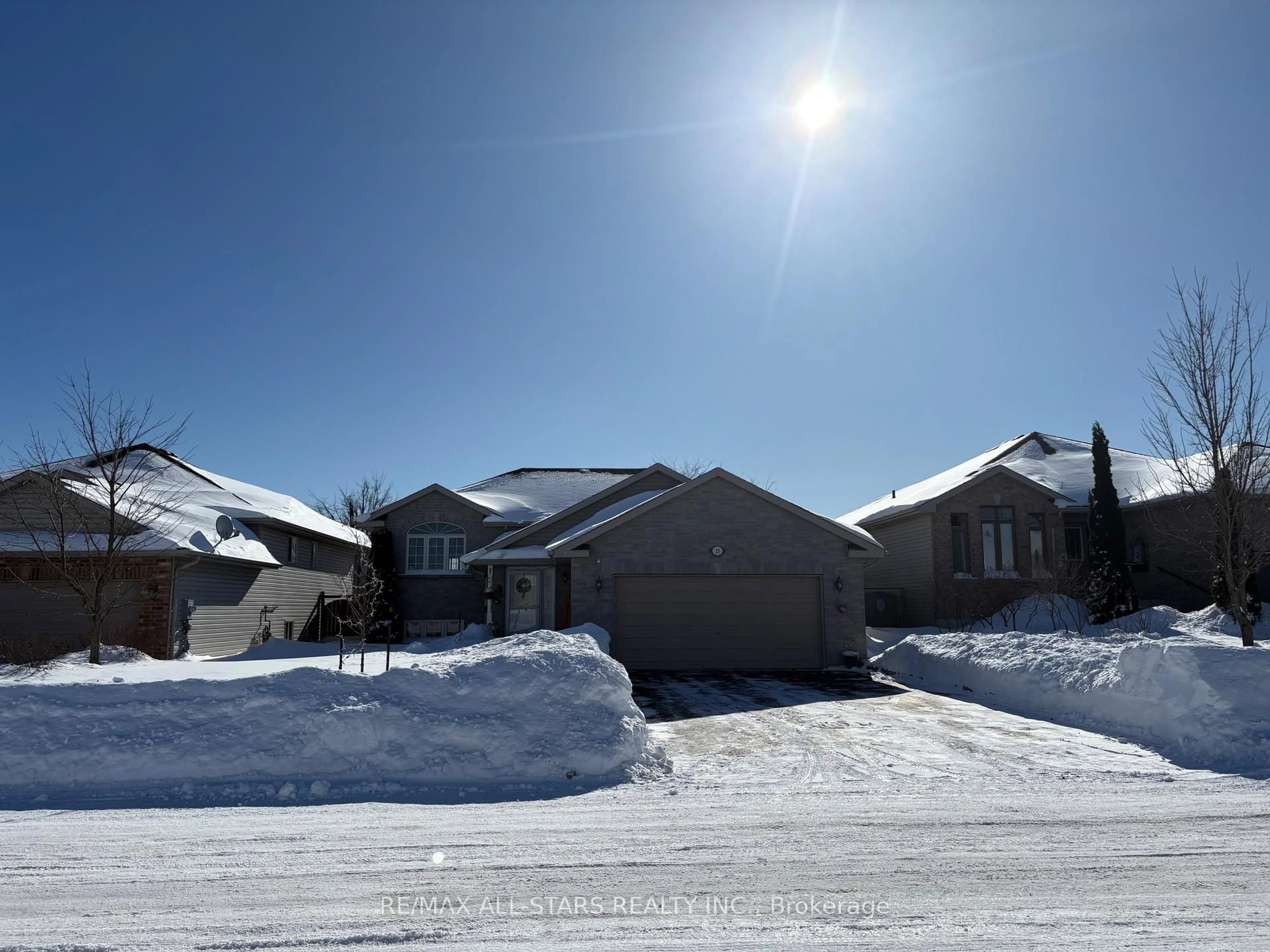 A pic from outside/outdoor area/front of a property/back of a property/a pic from drone, street for 23 Fox Den Dr, Brighton Ontario K0K 1H0