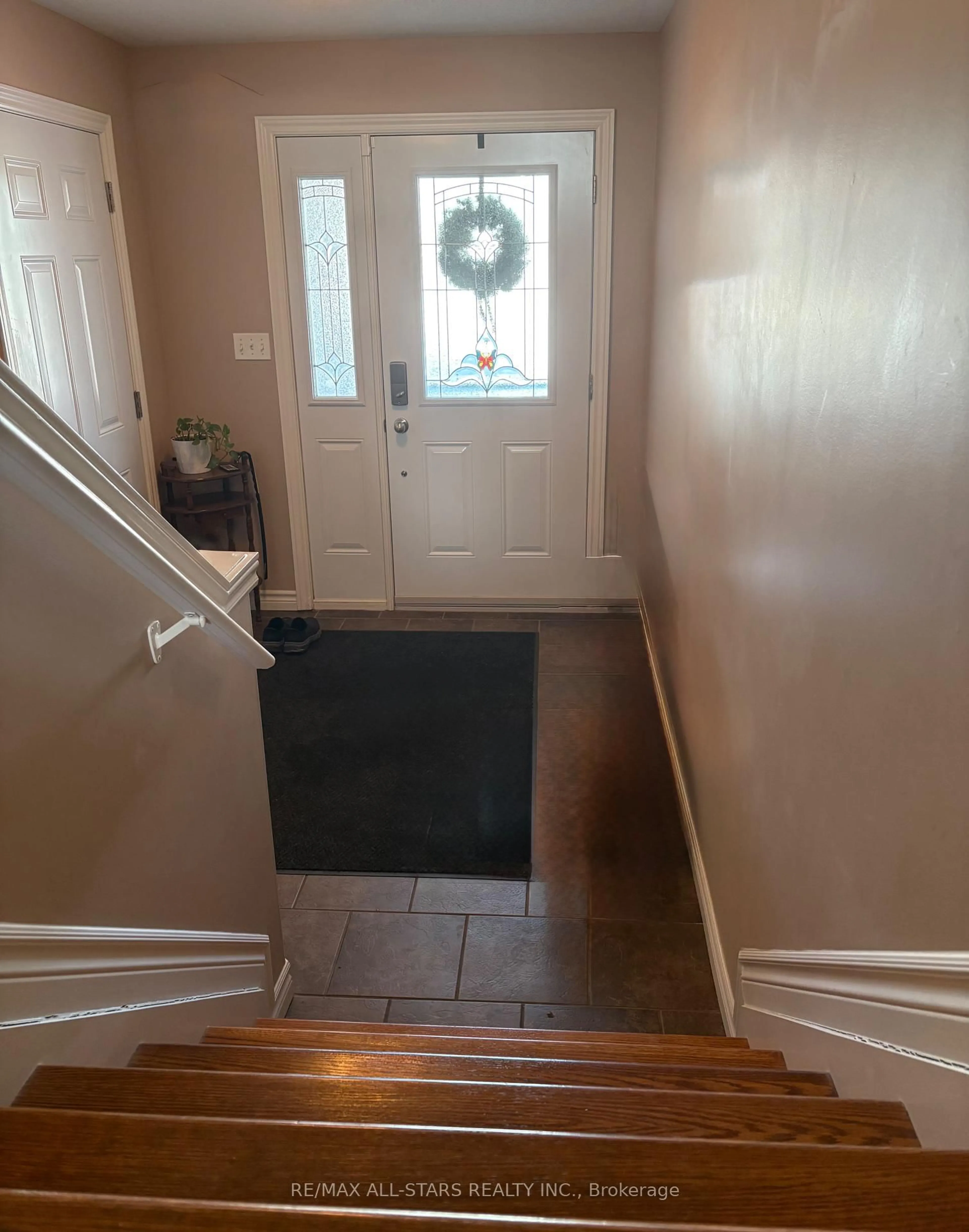 Indoor entryway for 23 Fox Den Dr, Brighton Ontario K0K 1H0