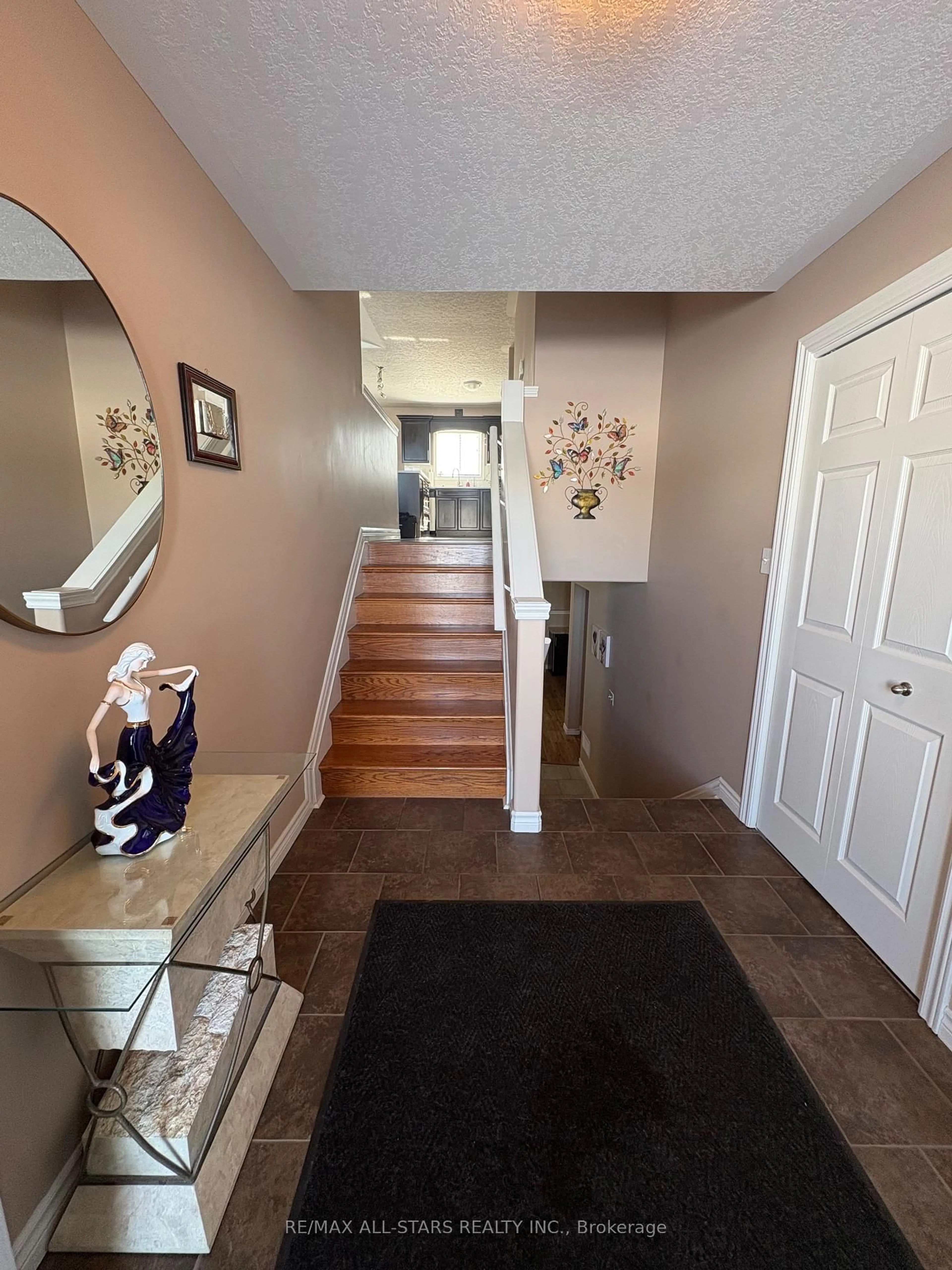 Indoor entryway for 23 Fox Den Dr, Brighton Ontario K0K 1H0