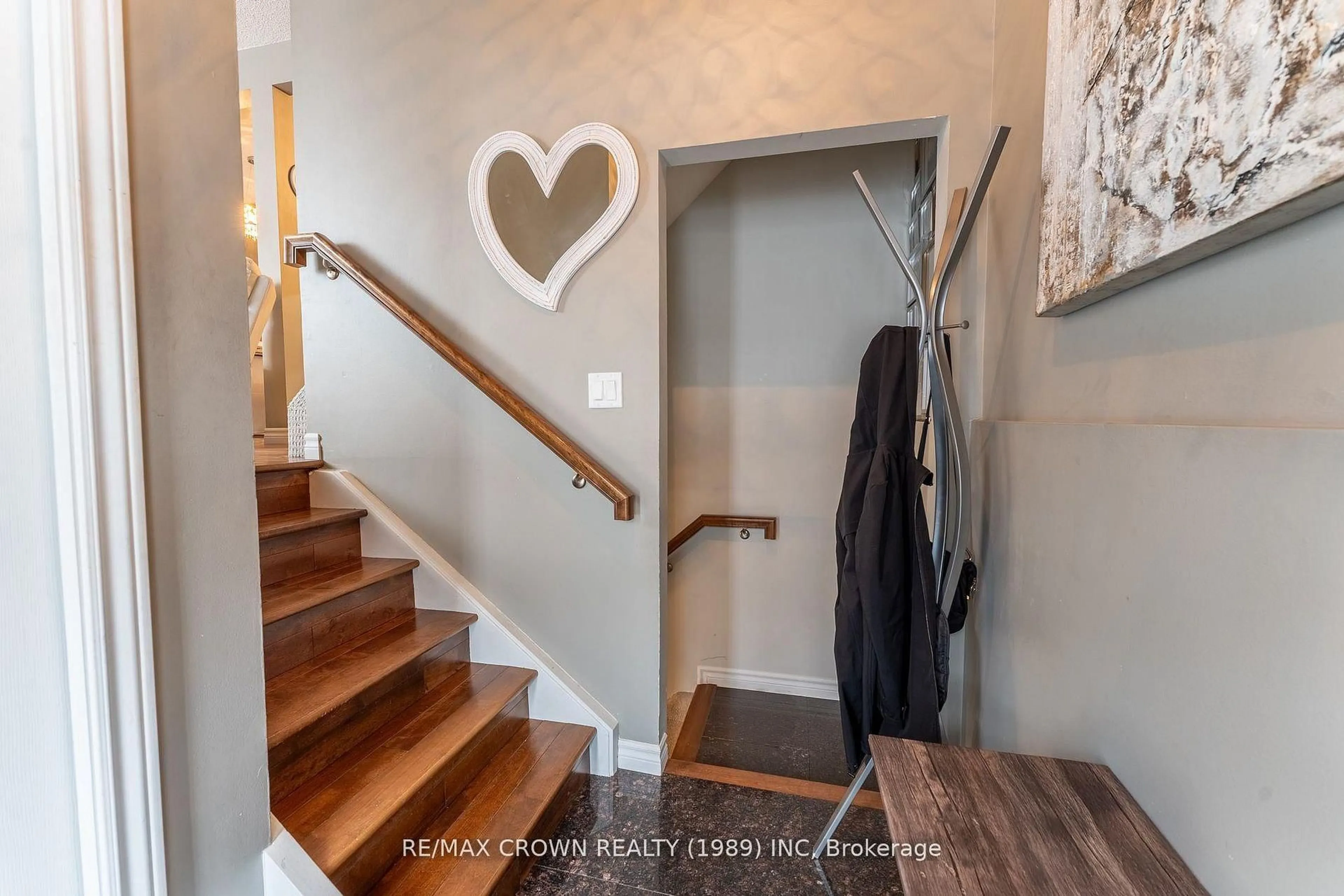 Indoor entryway for 904 Premier Rd #9, North Bay Ontario P1A 2H5