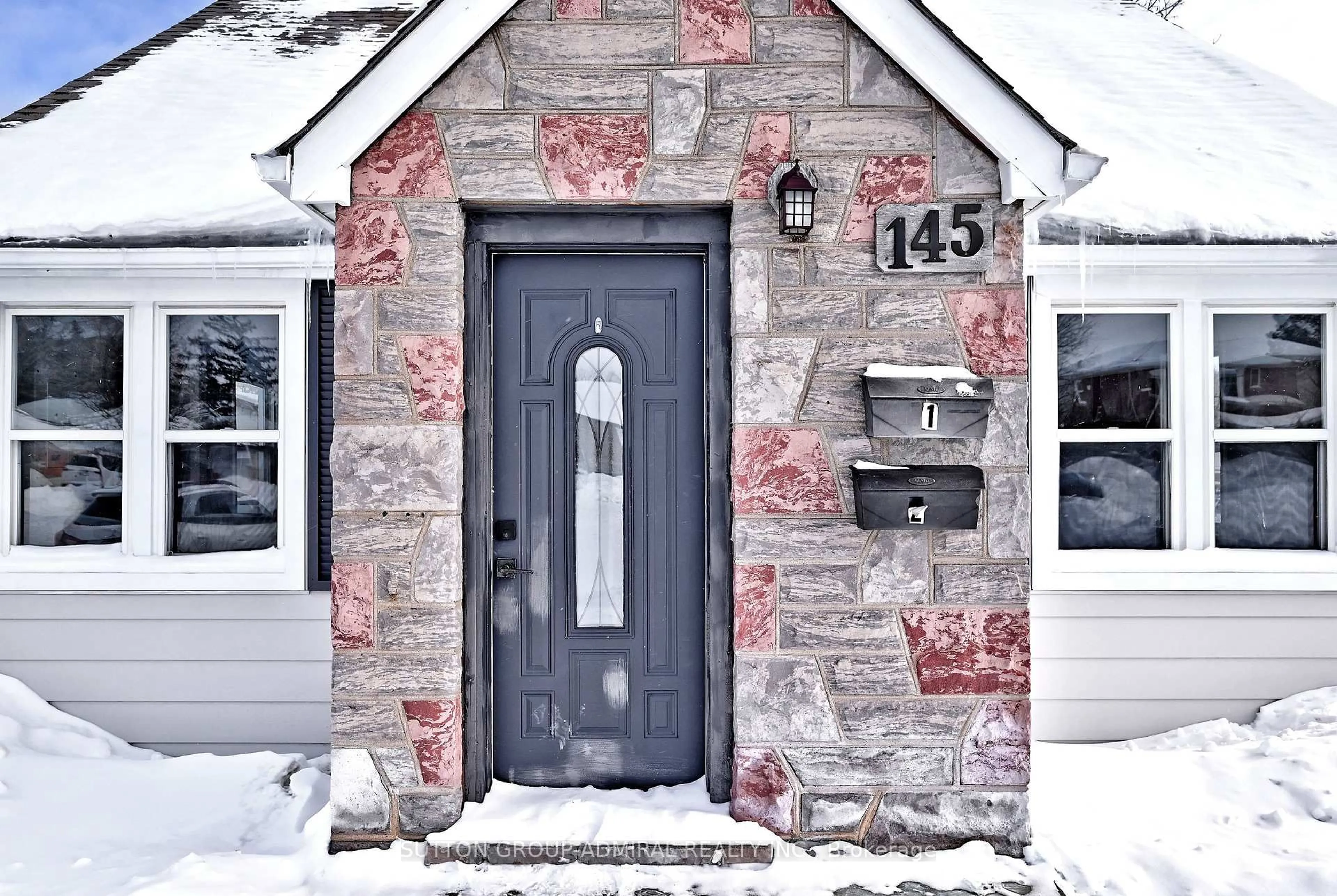 Indoor entryway for 145 Ninth Ave, Kitchener Ontario N2C 1T1