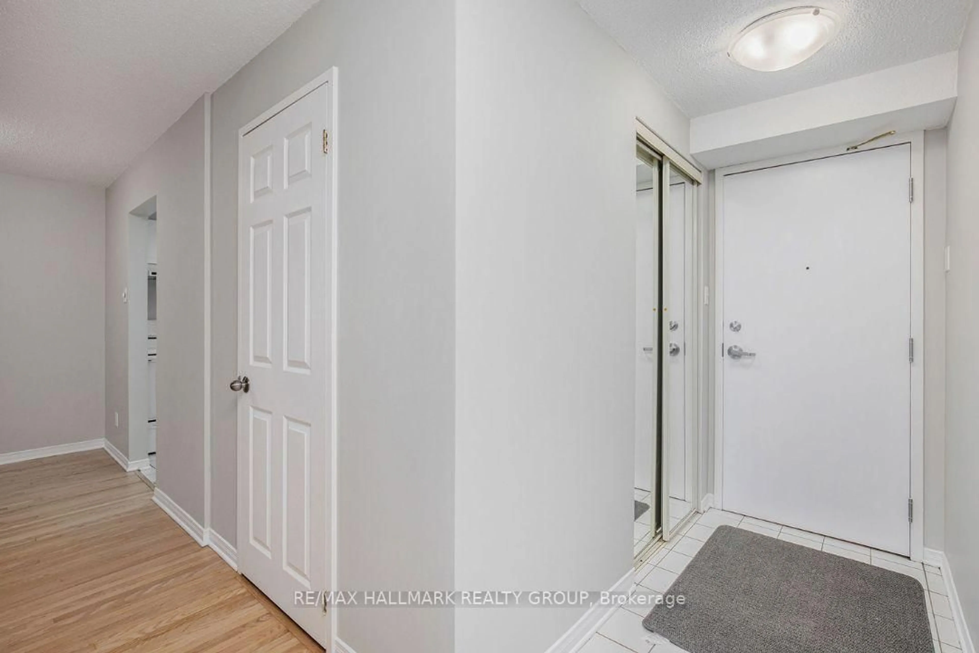 Indoor entryway for 1440 HERON Rd #511, Ottawa Ontario K1V 0X2