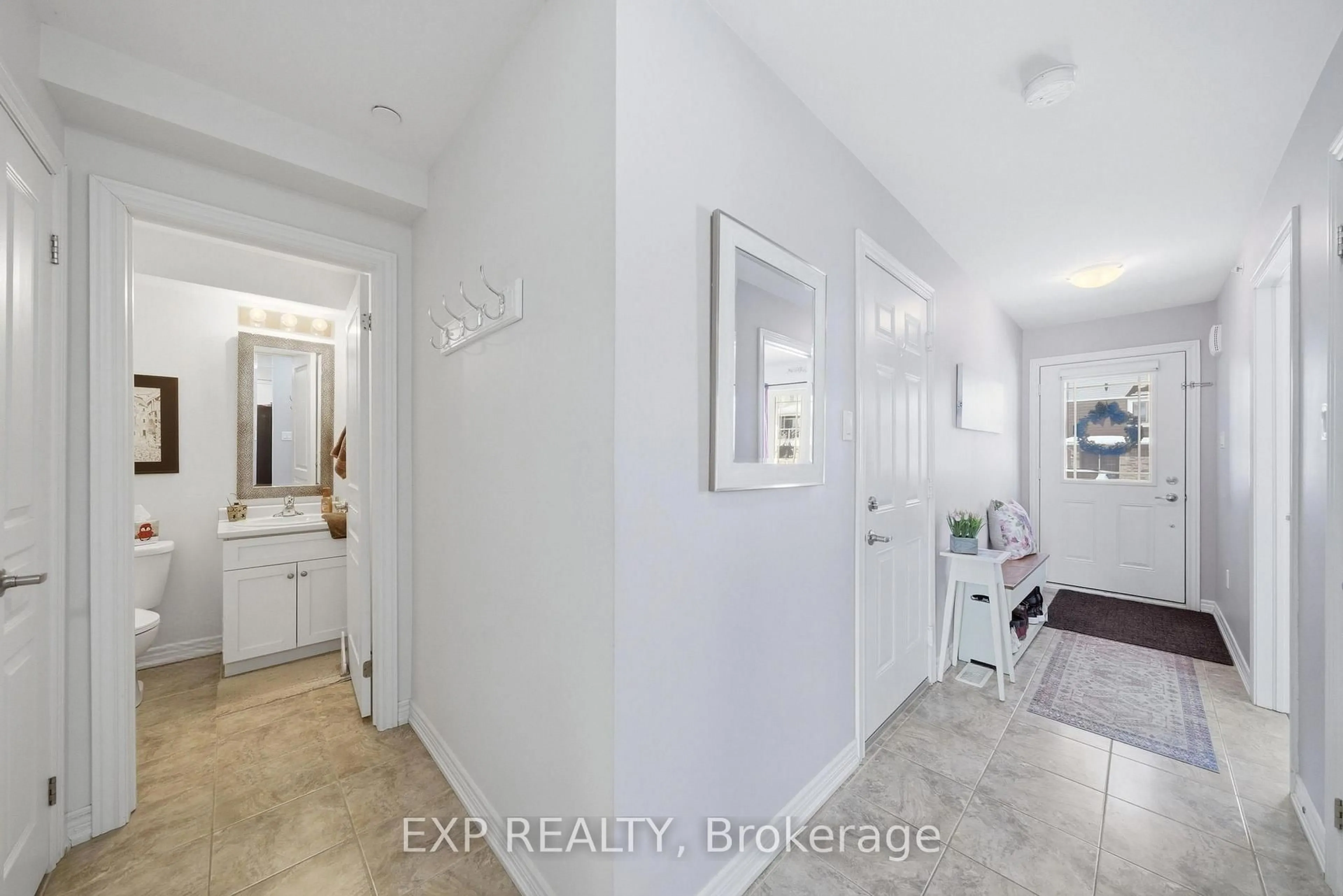 Indoor entryway for 66 Oliver Lane, St. Catharines Ontario L2P 0E4