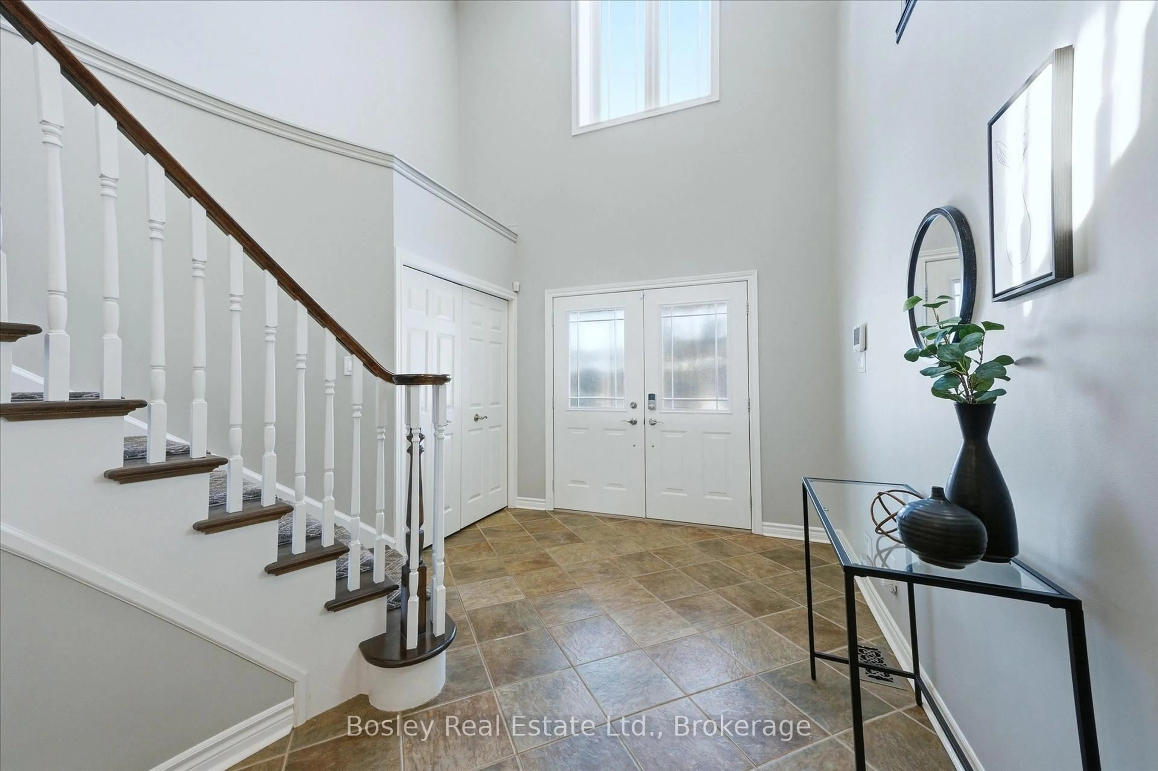 Indoor entryway for 117 Simmonds Dr, Guelph Ontario N1E 7L8