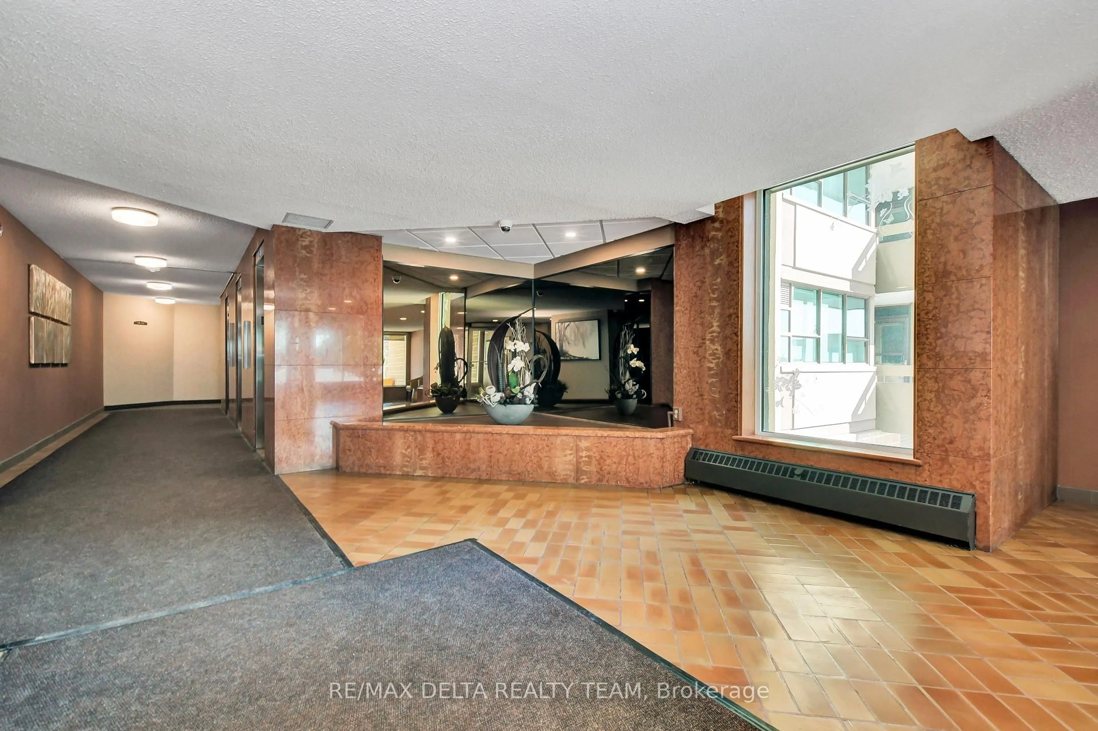Indoor foyer for 555 Brittany Dr #1001, Ottawa Ontario K1K 4C5