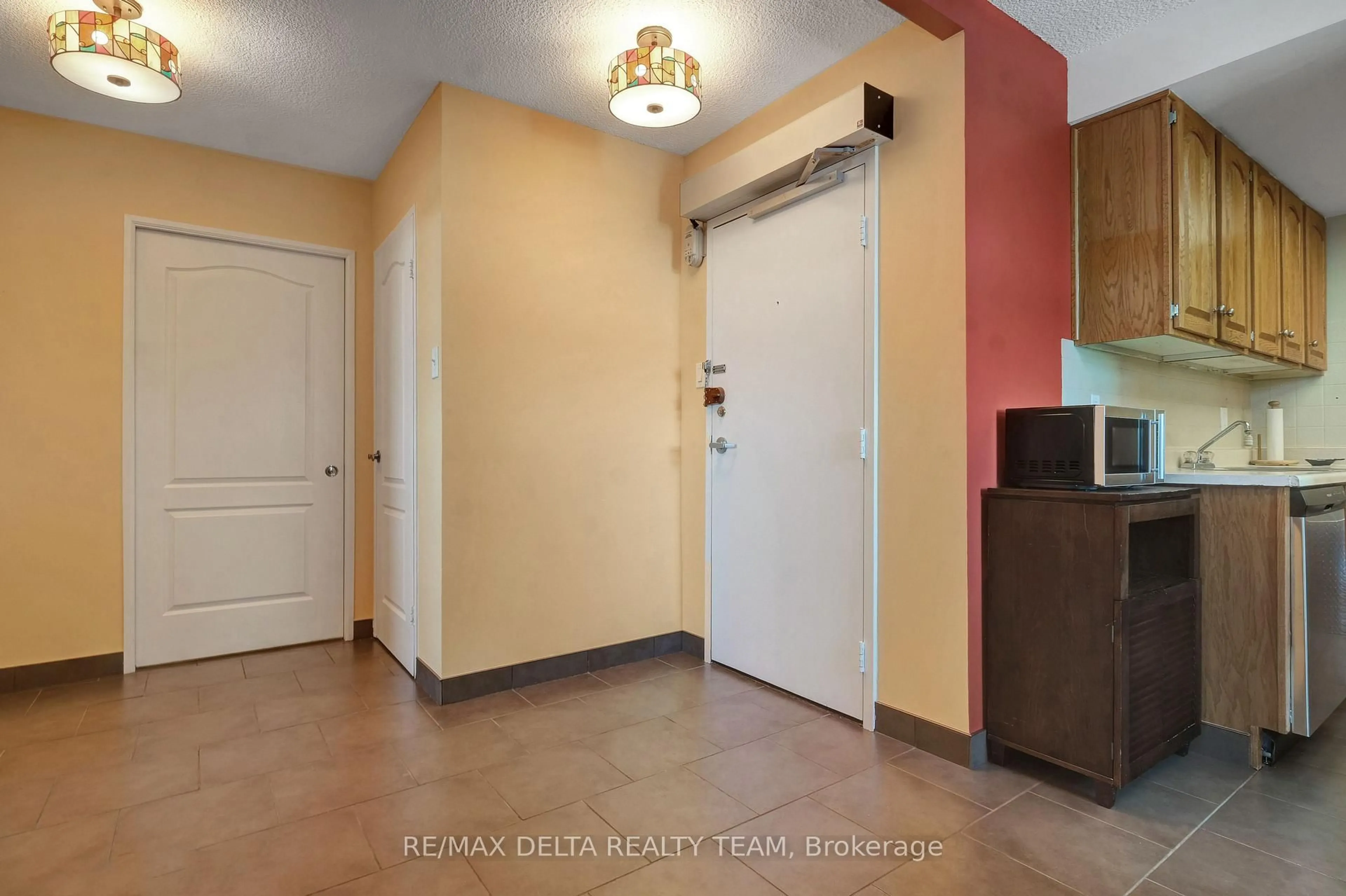 Indoor entryway for 555 Brittany Dr #1001, Ottawa Ontario K1K 4C5