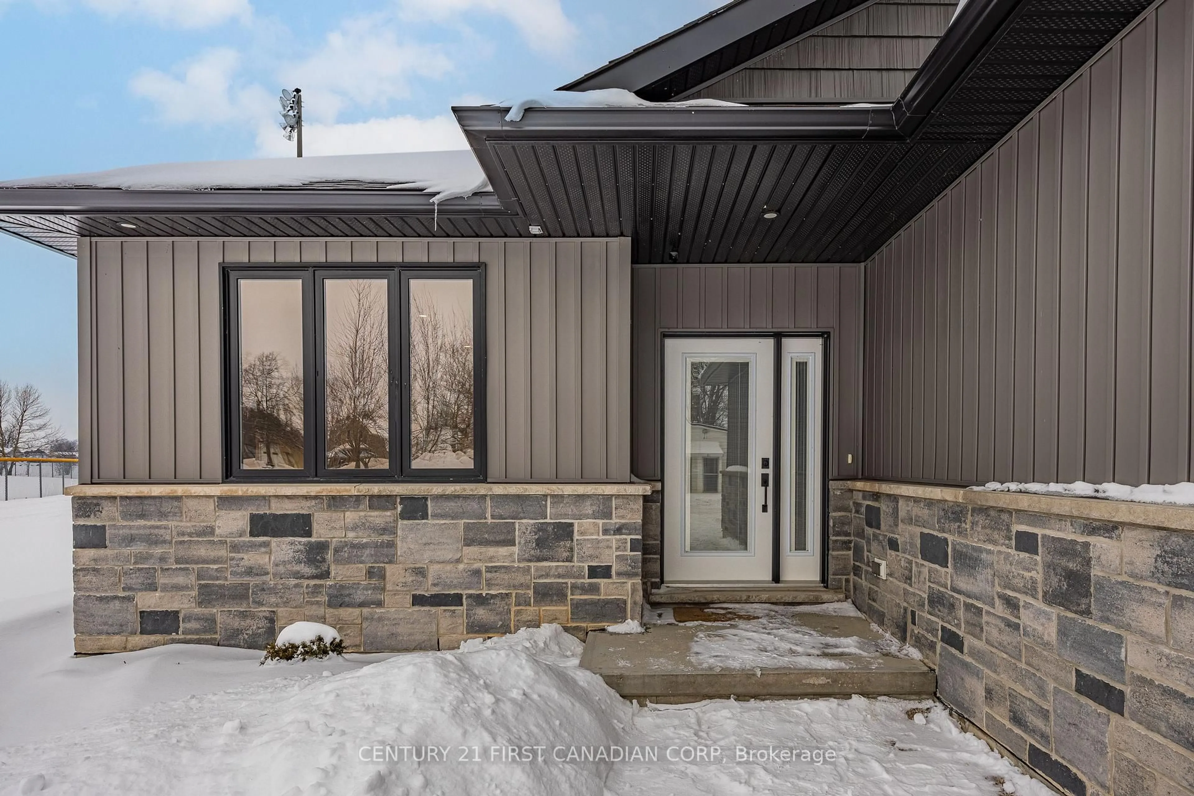 Unknown for 21 Middle St, South Huron Ontario N0M 1M0