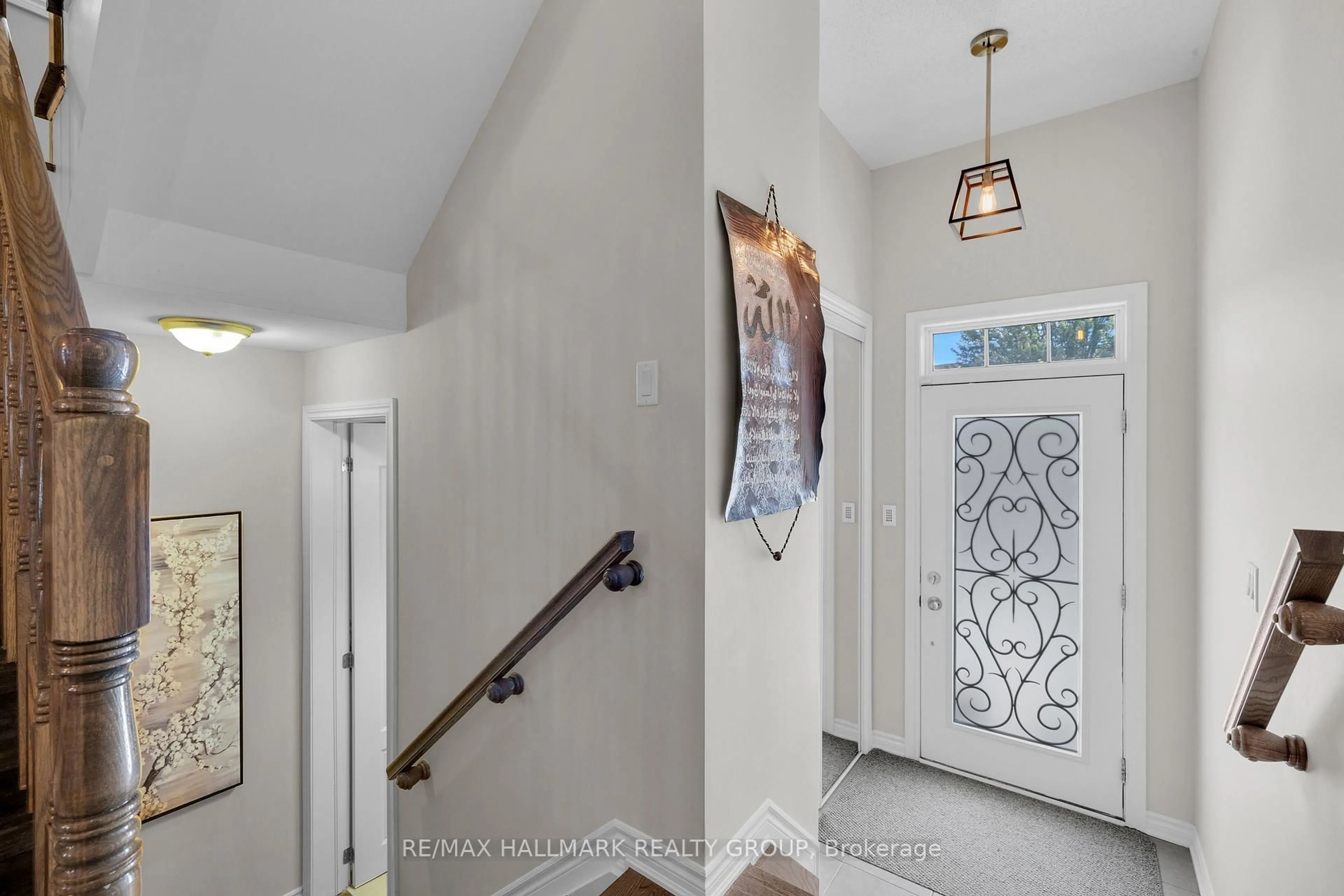 Indoor entryway for 229 Meadowbreeze Dr, Ottawa Ontario K2M 3A6