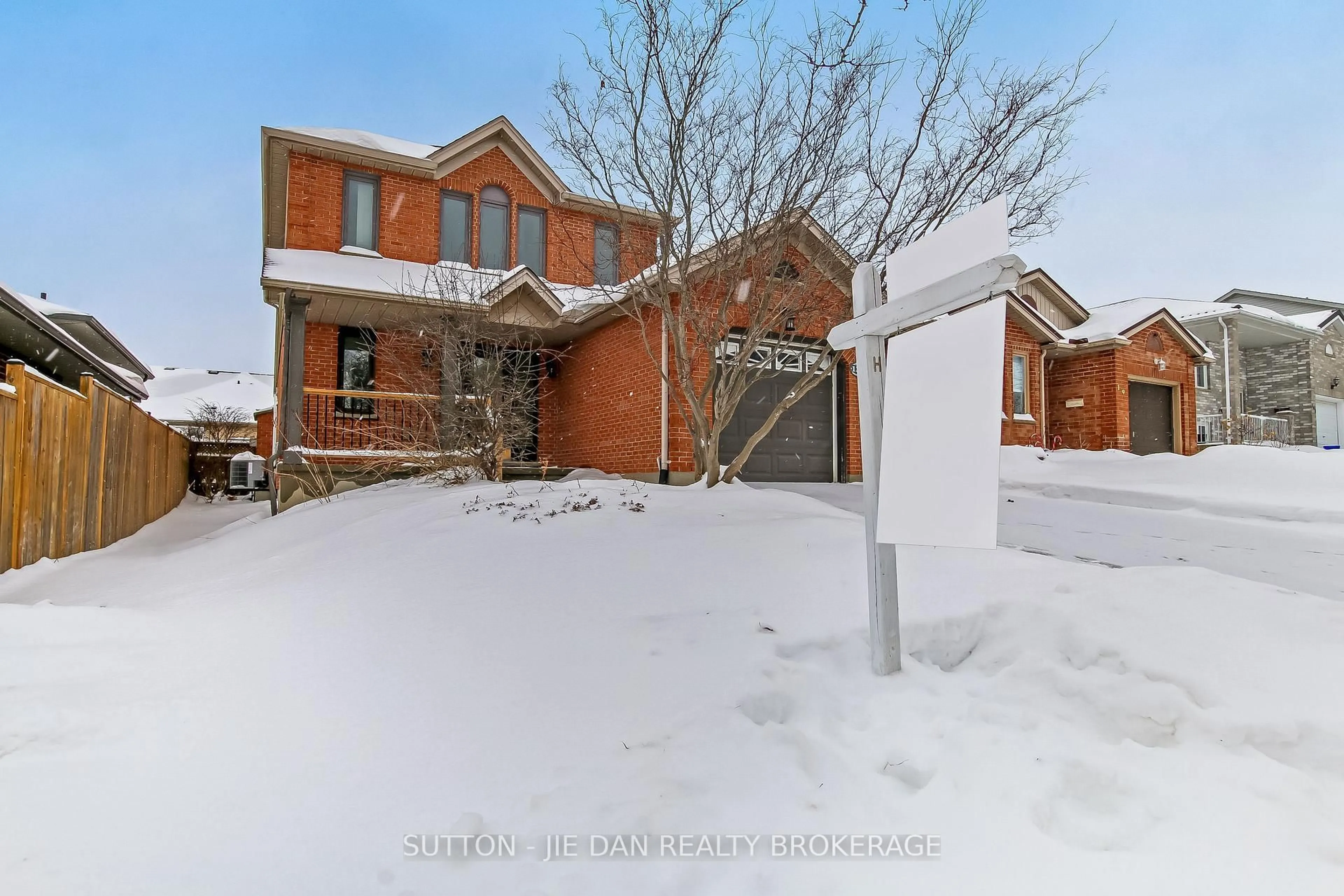 A pic from outside/outdoor area/front of a property/back of a property/a pic from drone, street for 135 GERALD Cres, London South Ontario N5Z 5A3