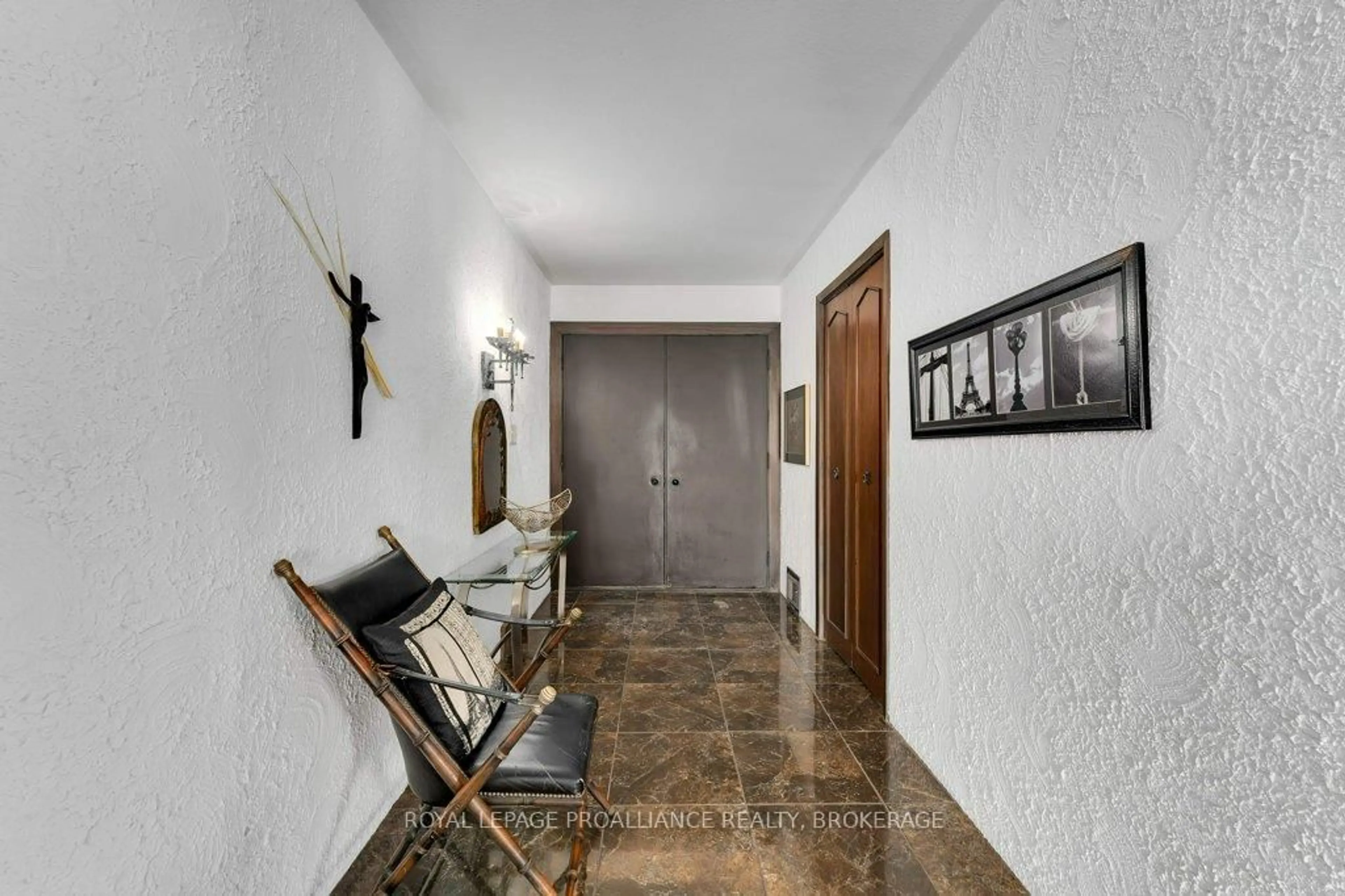 Indoor foyer for 807 Wartman Ave, Kingston Ontario K7M 4M3