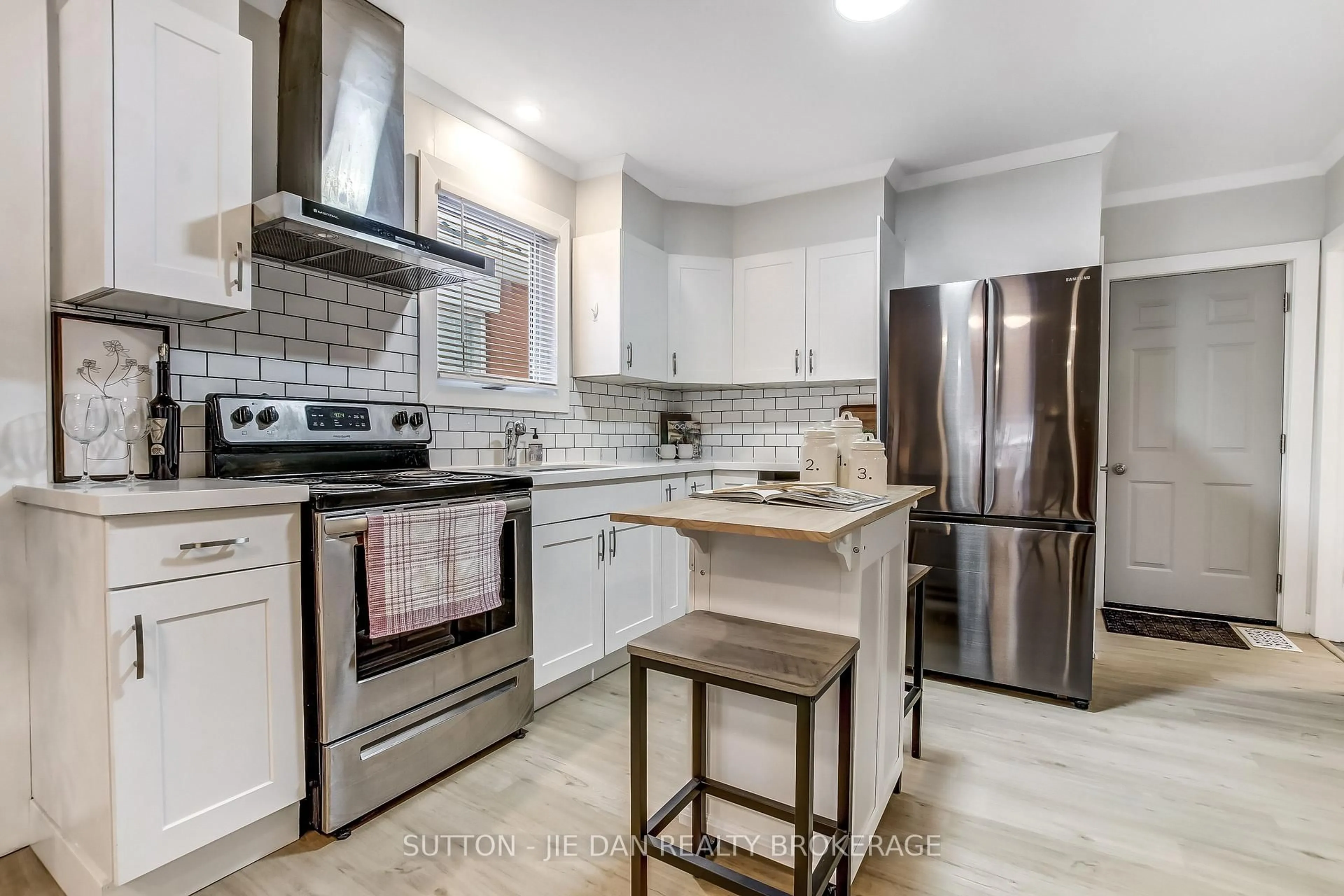 Open concept kitchen, ceramic/tile floor for 30 HYLA St, London East Ontario N5Z 2K9