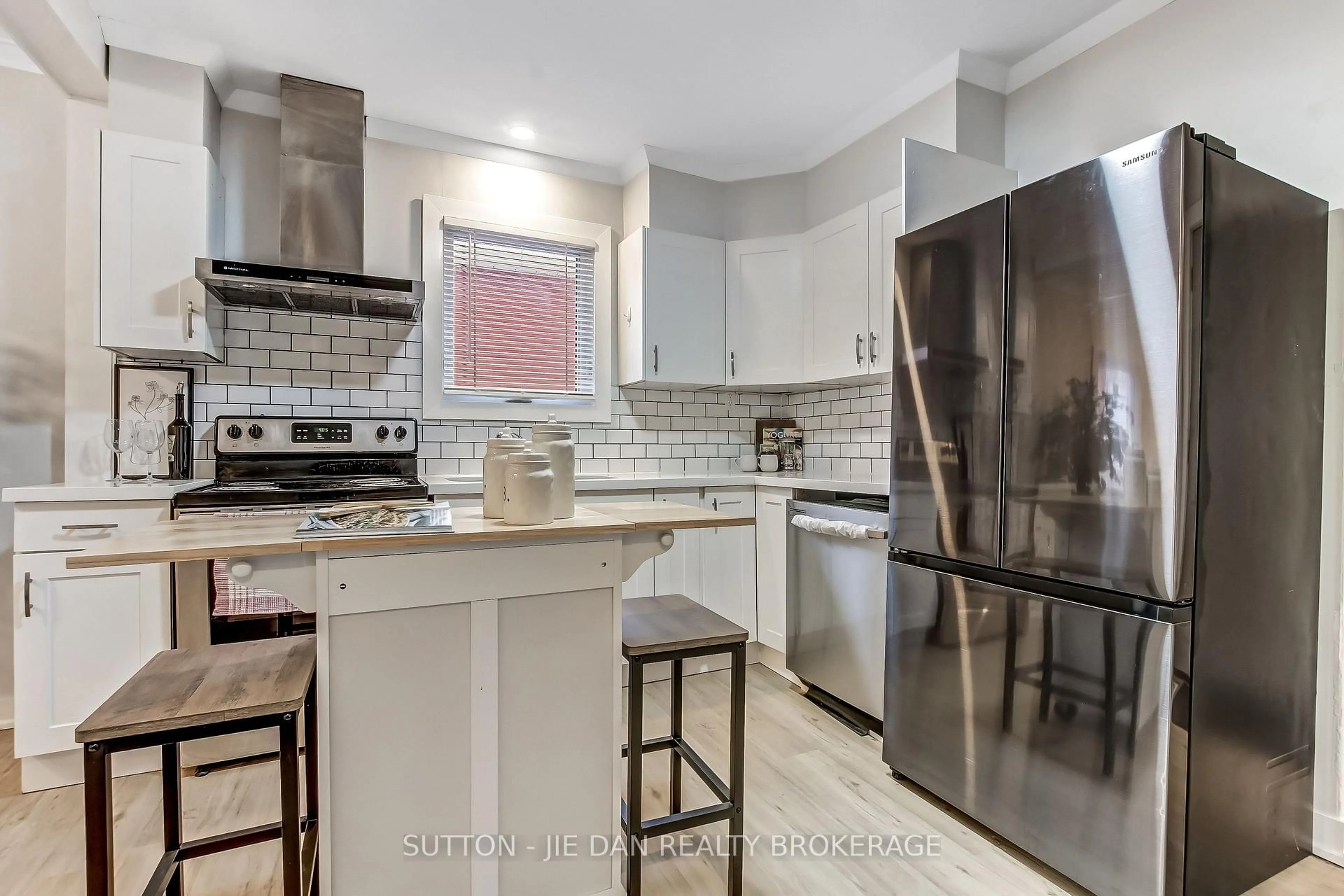 Open concept kitchen, ceramic/tile floor for 30 HYLA St, London East Ontario N5Z 2K9