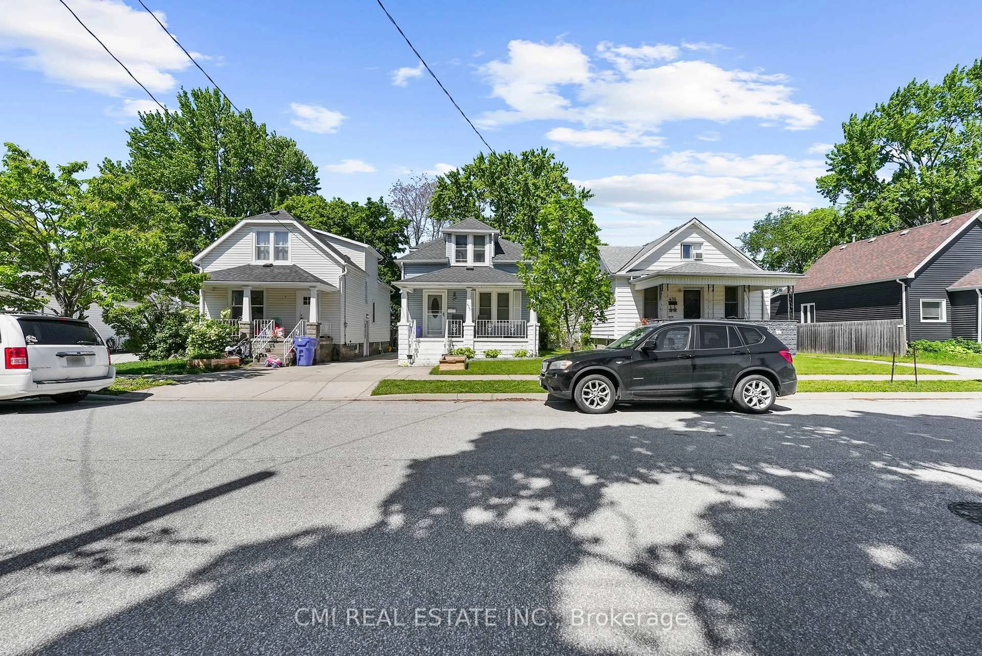 A pic from outside/outdoor area/front of a property/back of a property/a pic from drone, street for 433 Lydia St, Sarnia Ontario N7T 6P5