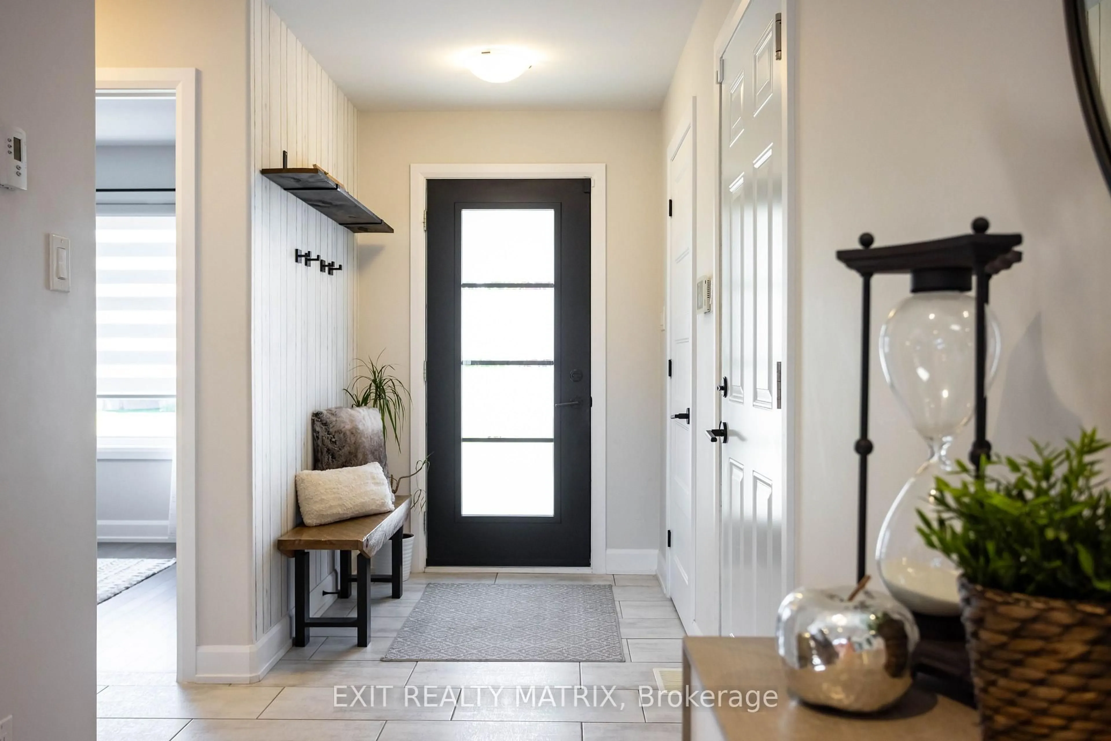Indoor entryway for 521 Marseille St, Russell Ontario K0A 1W0
