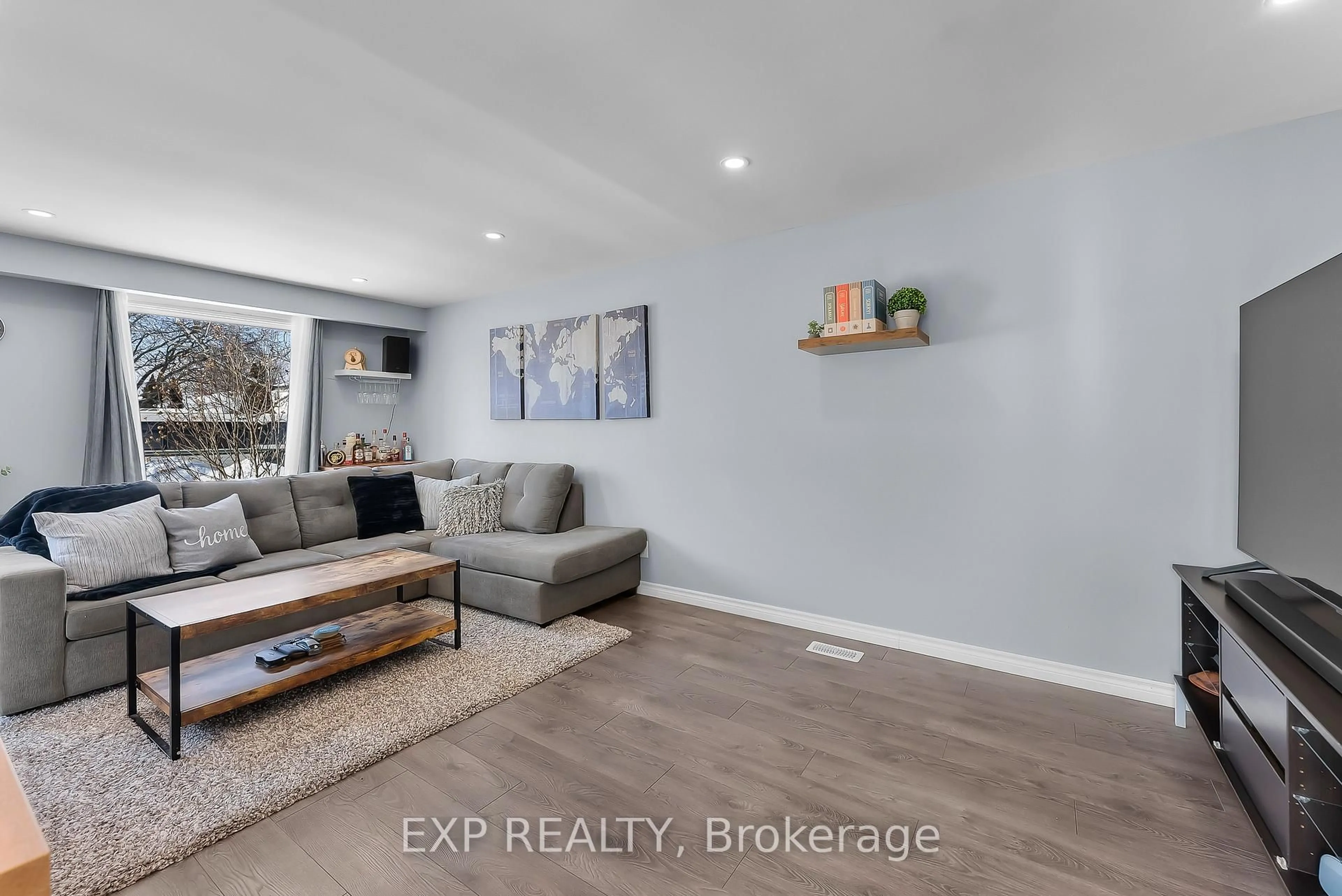 Living room with furniture, wood/laminate floor for 82 Tupper Dr, Thorold Ontario L2V 4C8