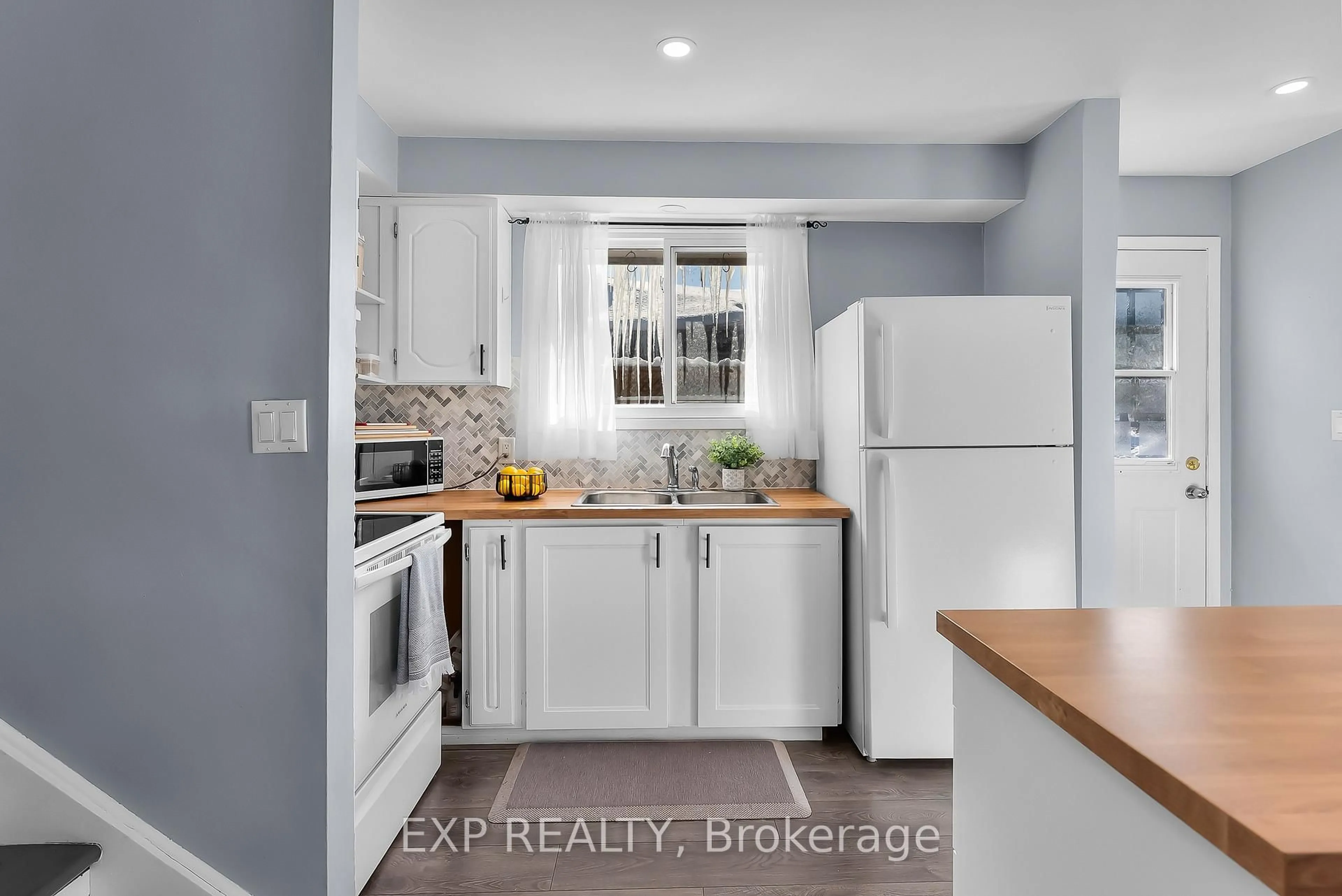 Standard kitchen, ceramic/tile floor for 82 Tupper Dr, Thorold Ontario L2V 4C8