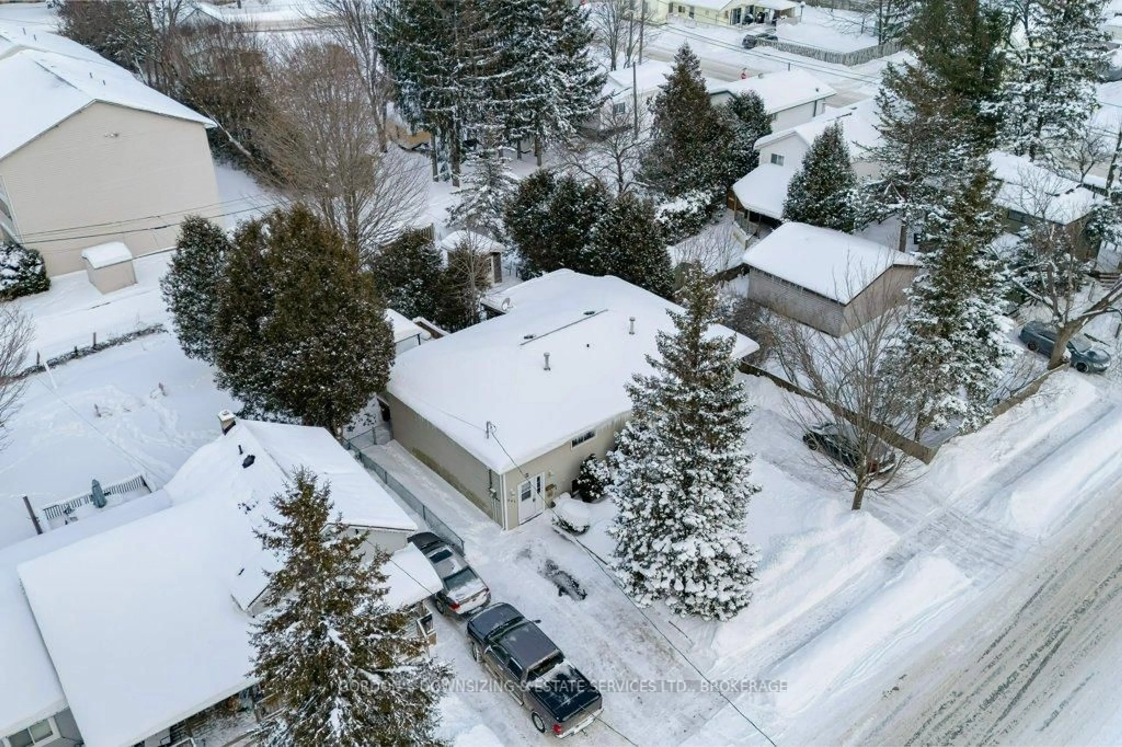 A pic from outside/outdoor area/front of a property/back of a property/a pic from drone, street for 461 Henrietta St, Gananoque Ontario K7G 1X8